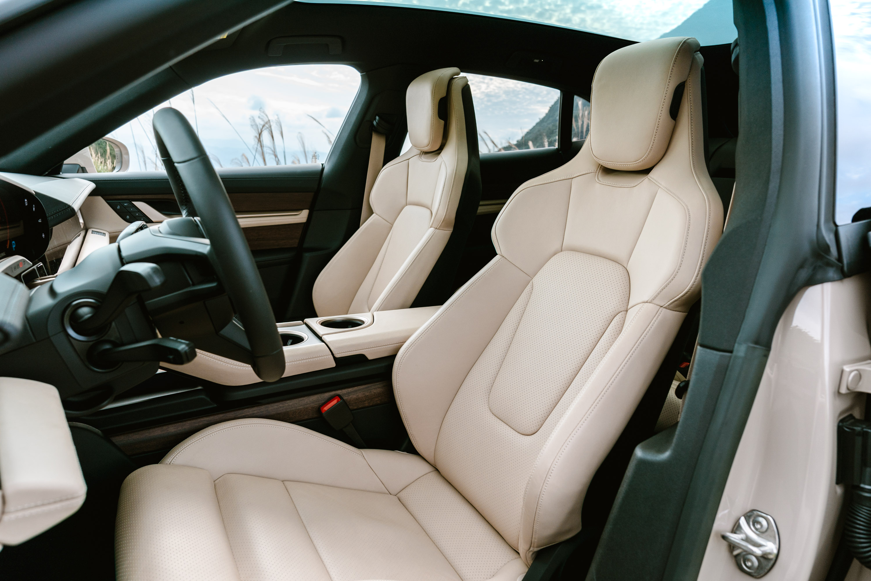 標配為雙前座八向電動調整舒適座椅,圖中試駕車款選配雙前座十八向電動調整跑車座椅,含記憶套件。