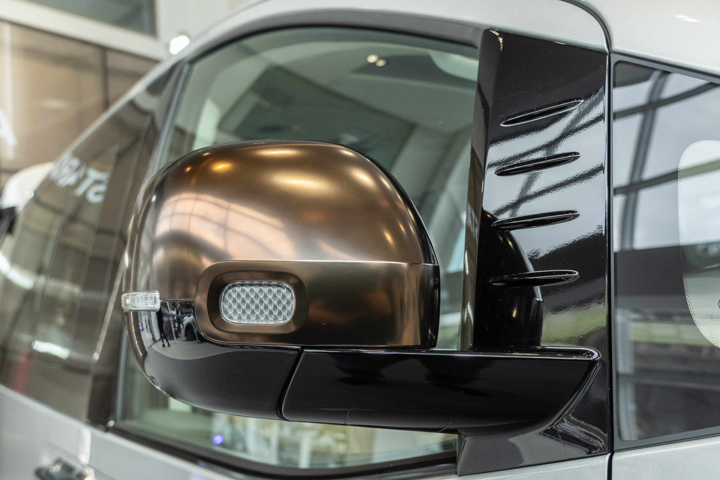 車外後視鏡採用玫瑰金色綴飾。