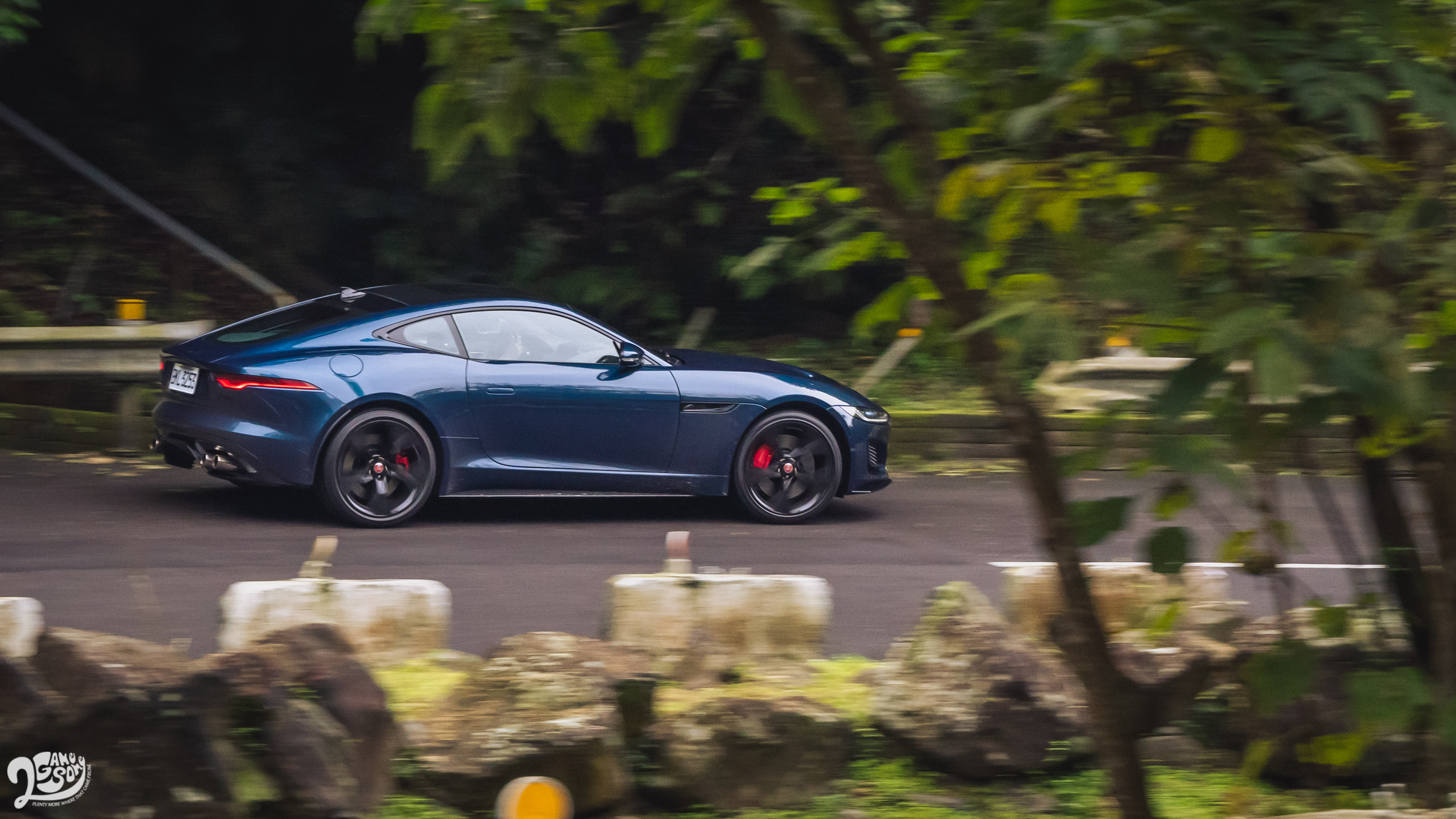 V8 引擎、主動式電子懸吊等系統,讓 P450 比 P300 多出 140 公斤車重。