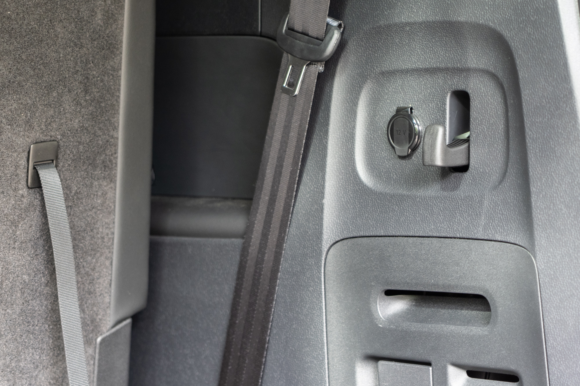 後相一側提供12V電源插座與掛勾設計。