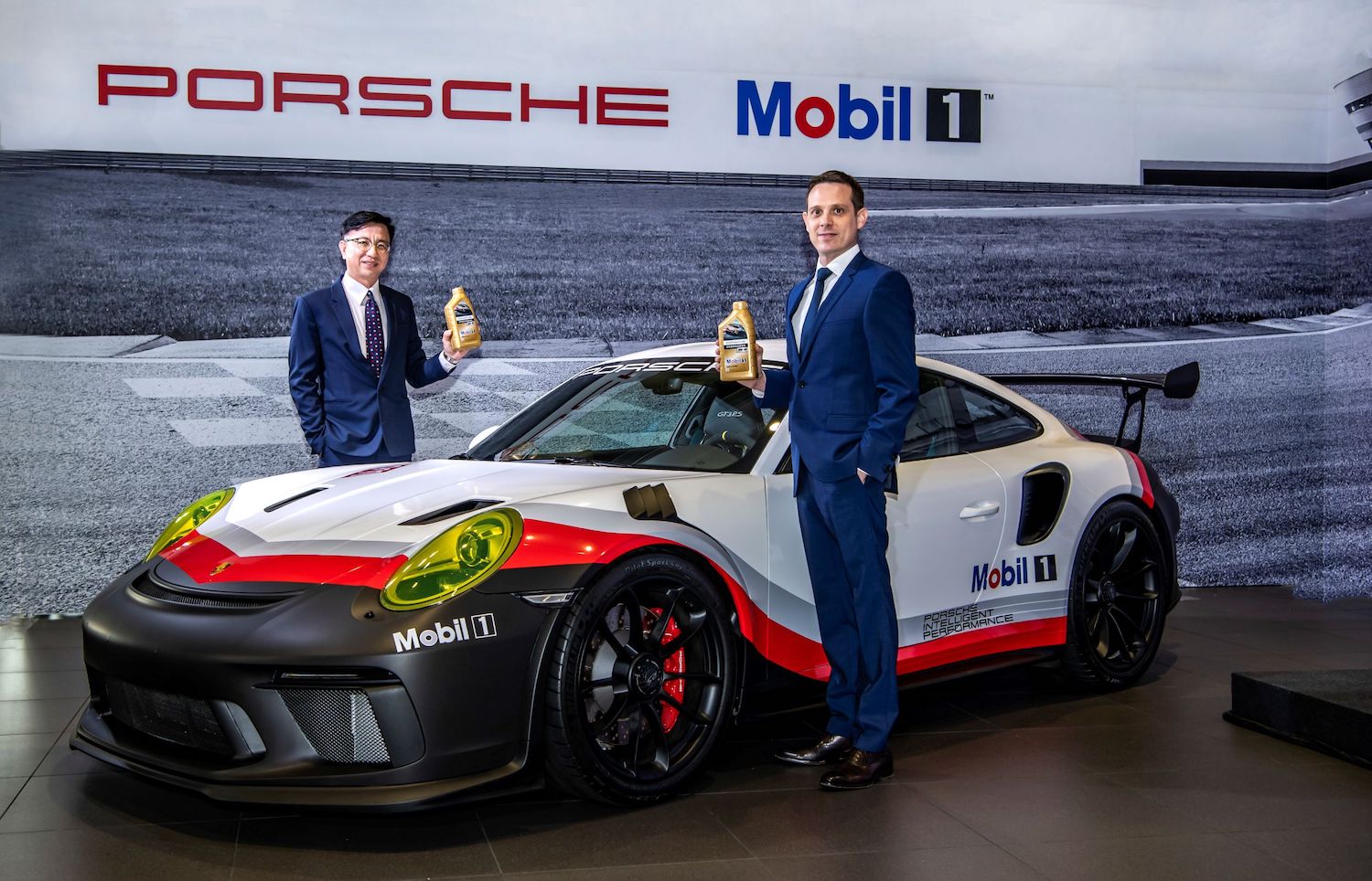 台灣保時捷銷售處長 Trevor Baseggio 與美商埃克森美孚股份有限公司，台灣區潤滑油品總經理 楊孟義共同出席此場記者會。