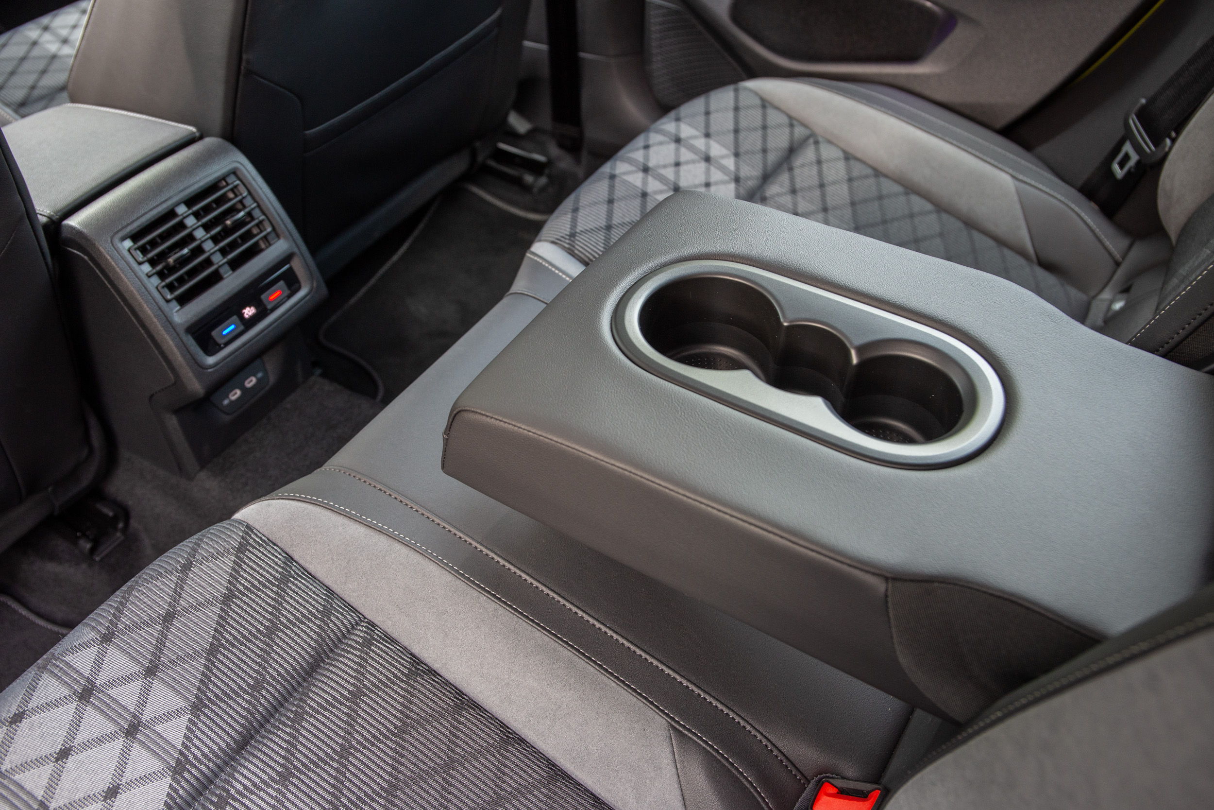 中央扶手置杯架為前後式。