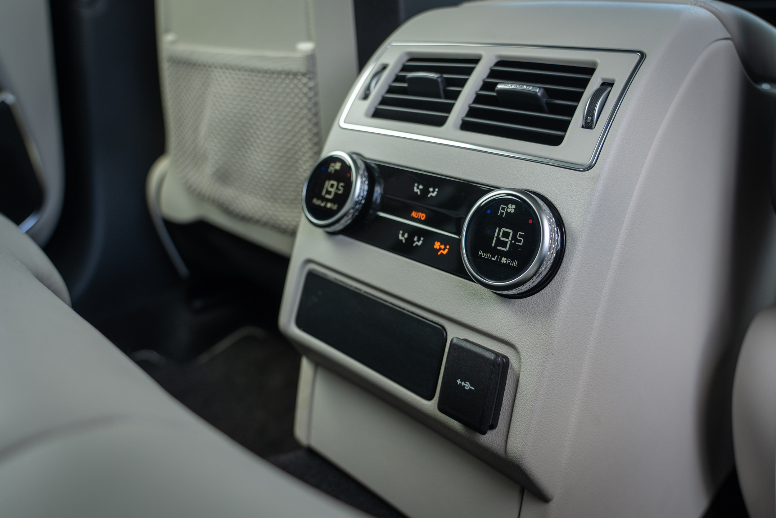 選配的空調套件包含有四區恆溫空調系統。