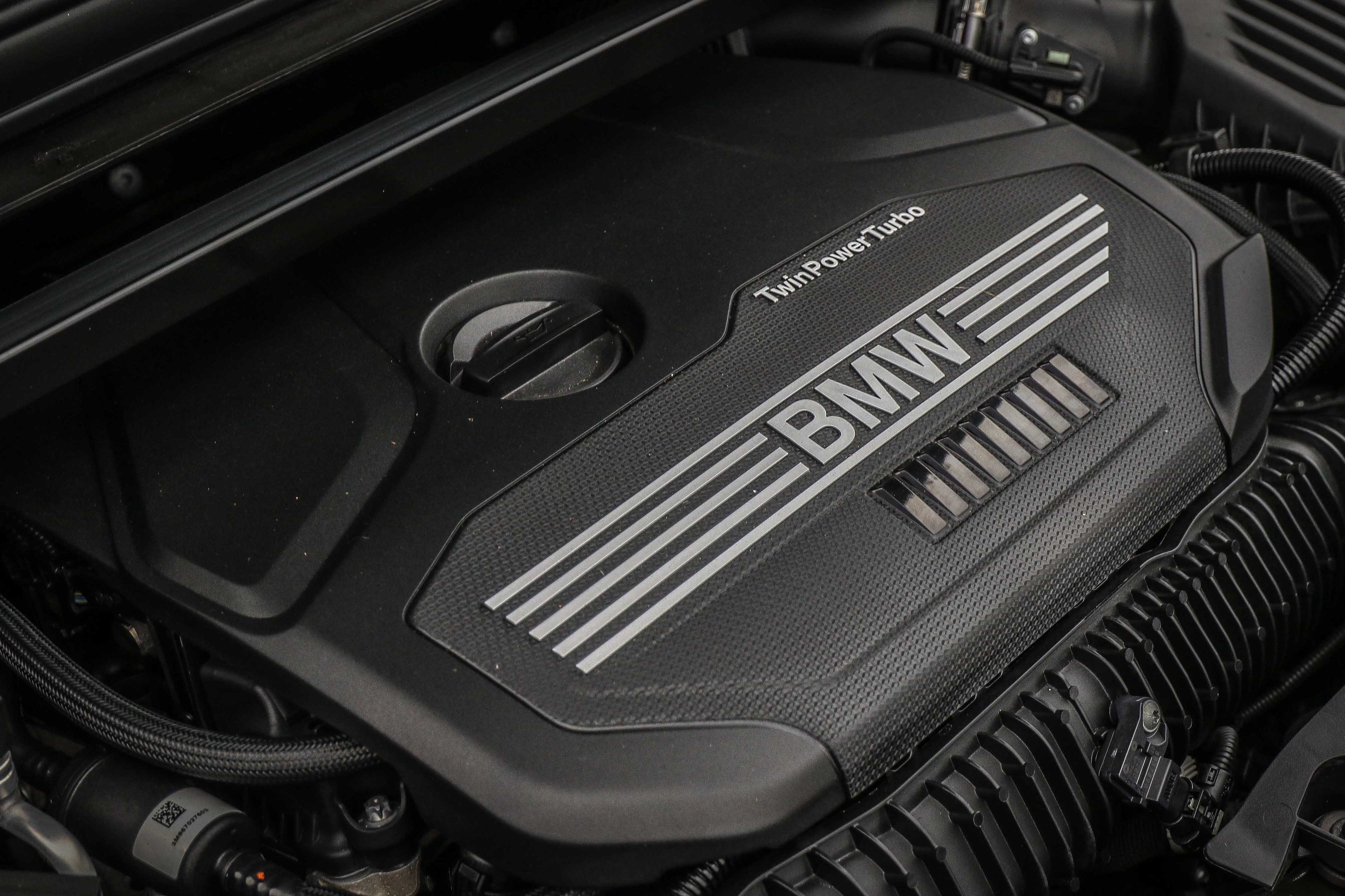 sDrive20i 的 TwinPower Turbo 直列四缸引擎動力輸出為 192 hp/280 Nm，0-100 km/h 加速 7.6 秒。