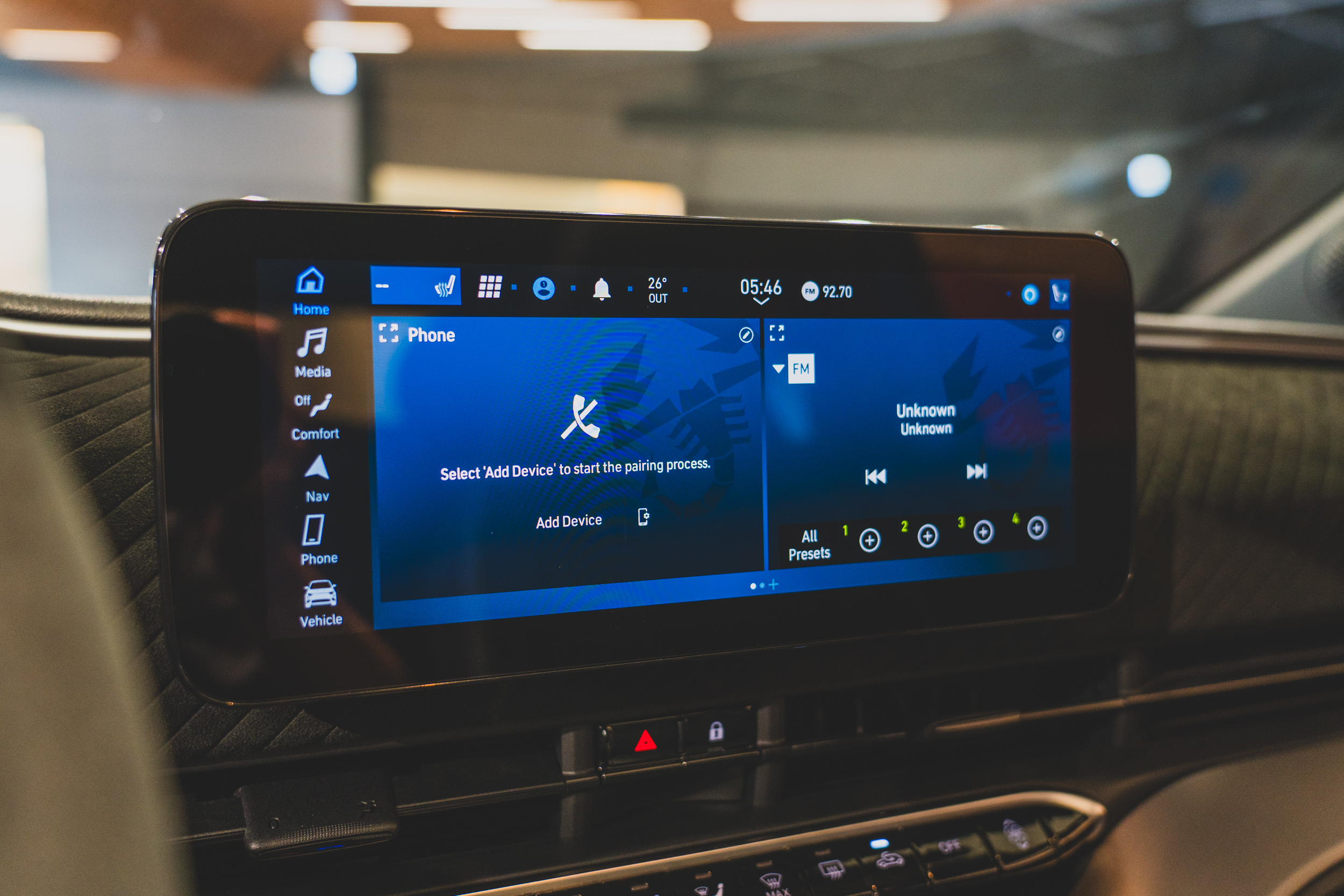 中央資訊觸控螢幕支援 Apple CarPlay / Android Auto。