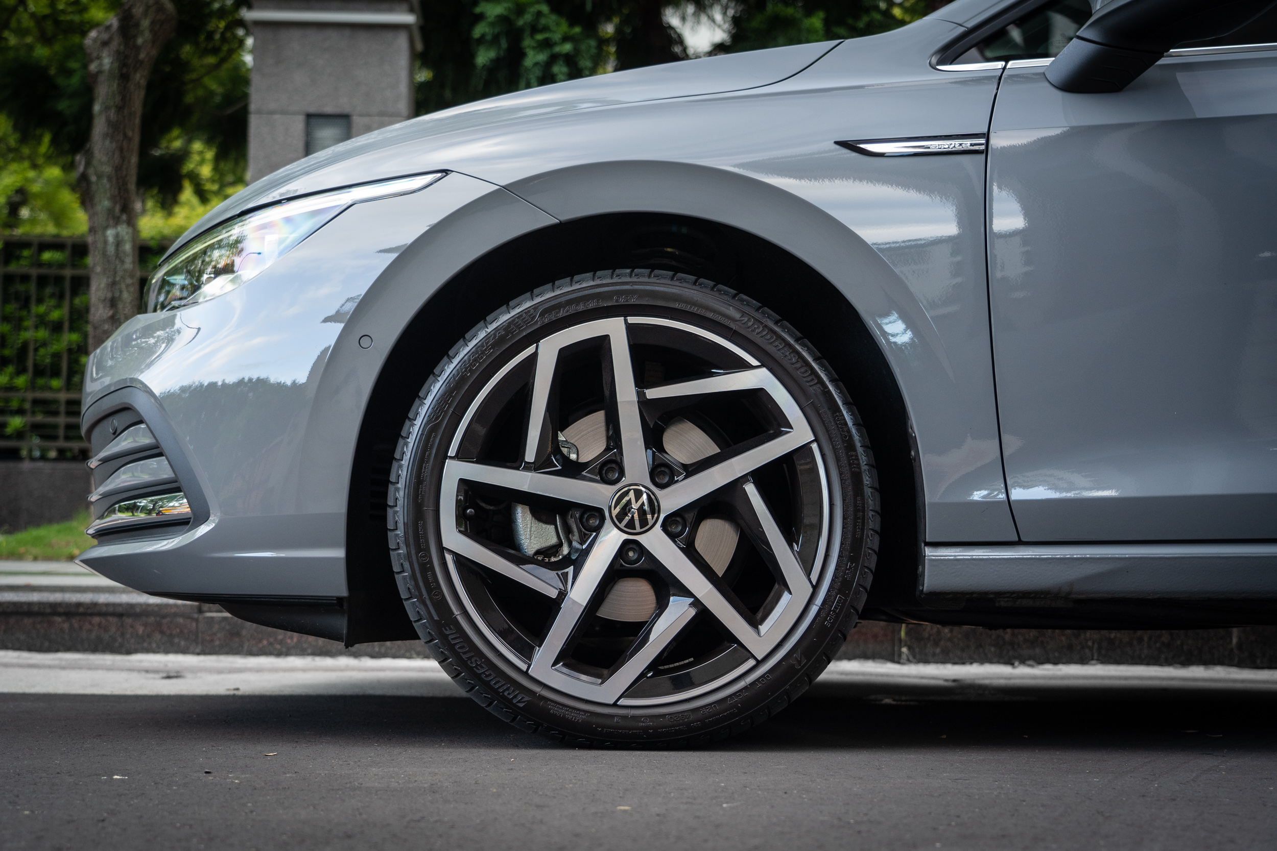 配備 225/40R18 胎圈規格。