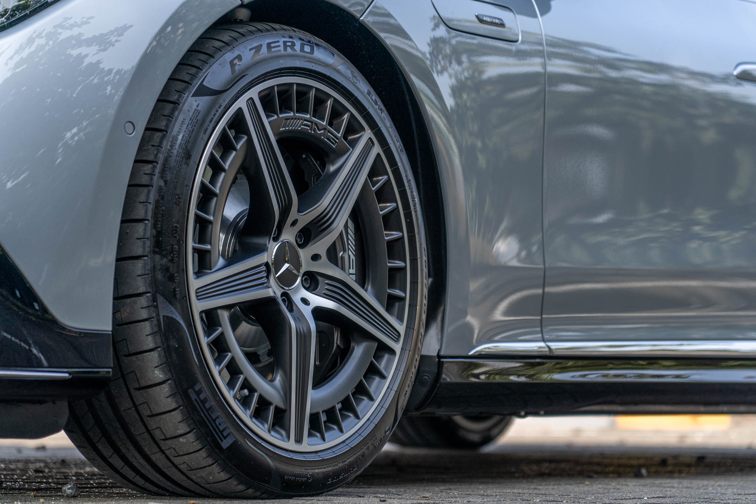 圈胎為 20 吋配置,且具備前後配設定,為 前 265 / 40 R20、後 295 / 35 R20。