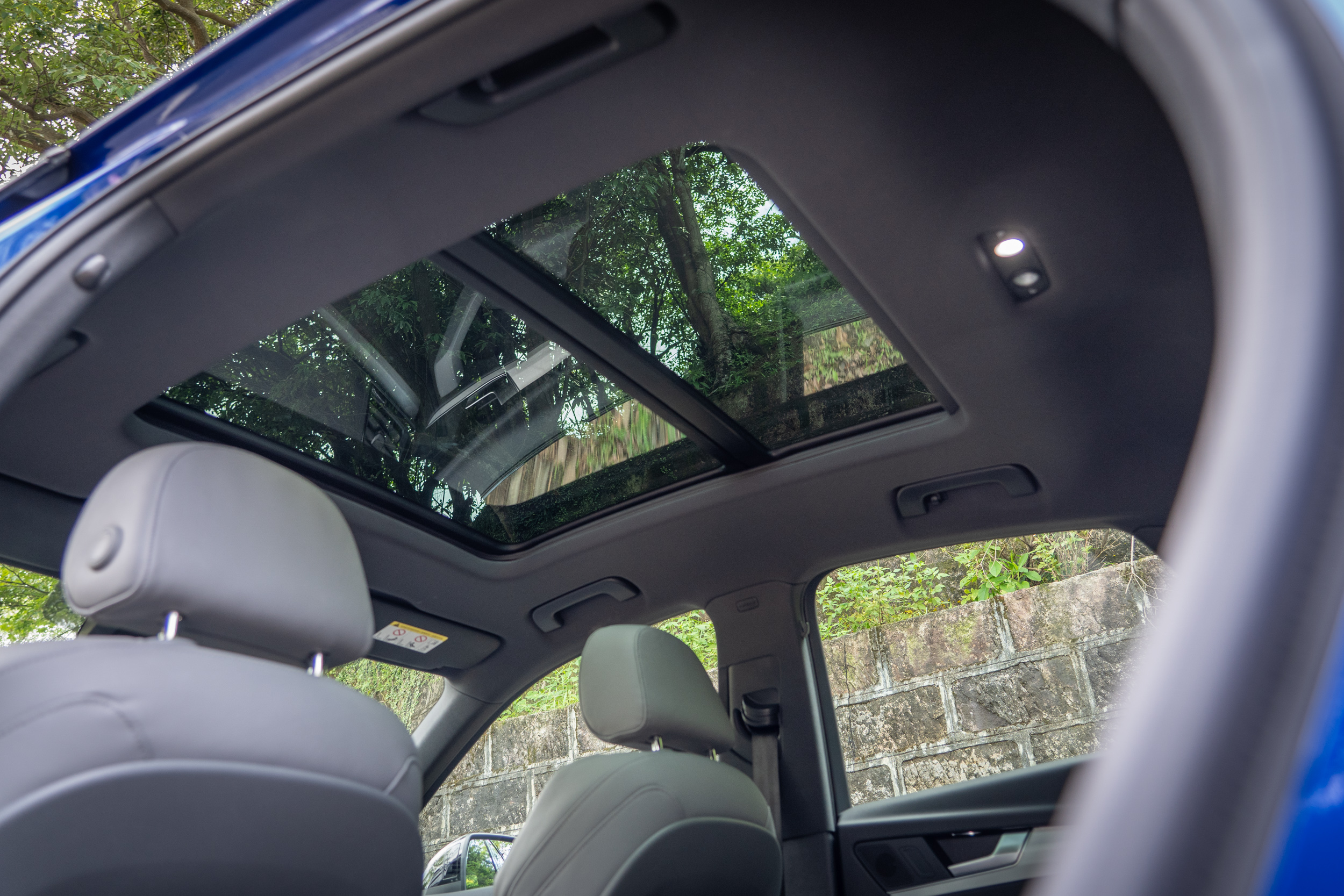 標配全景式電動玻璃天窗。