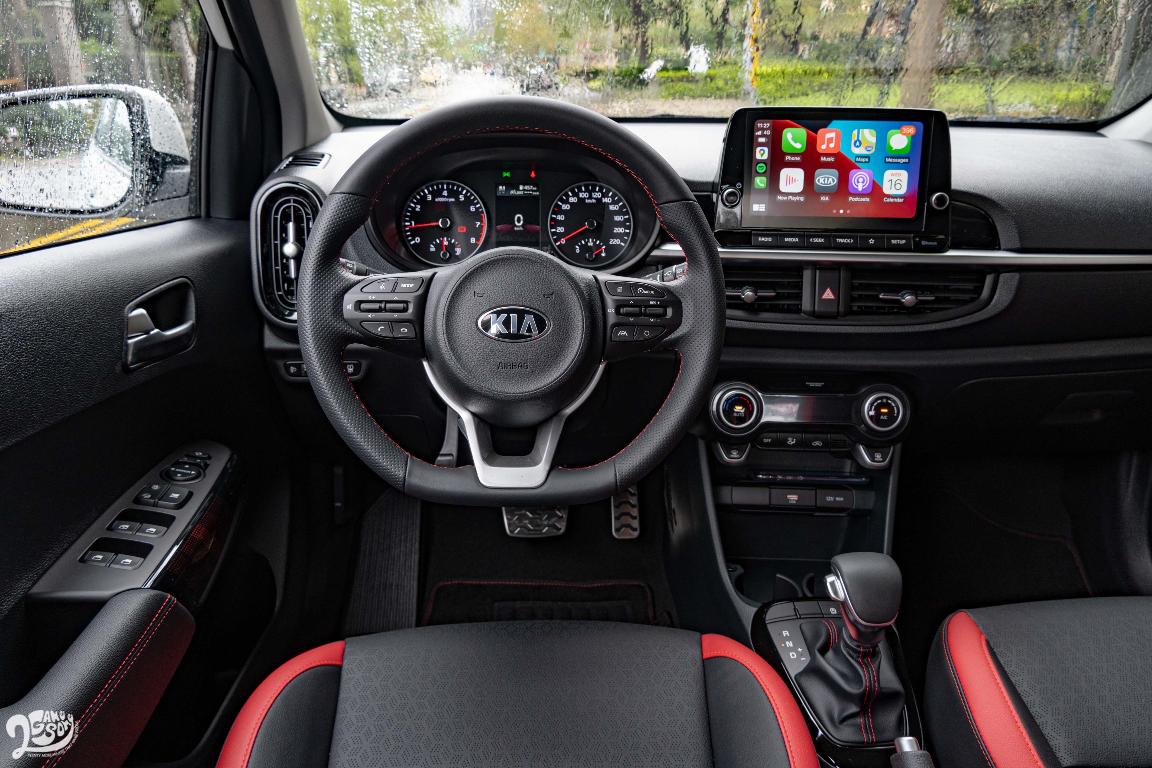 透過皮質方向盤可以感受到清晰且不太過輕盈的轉向,讓這車給人靈巧的動態反應。