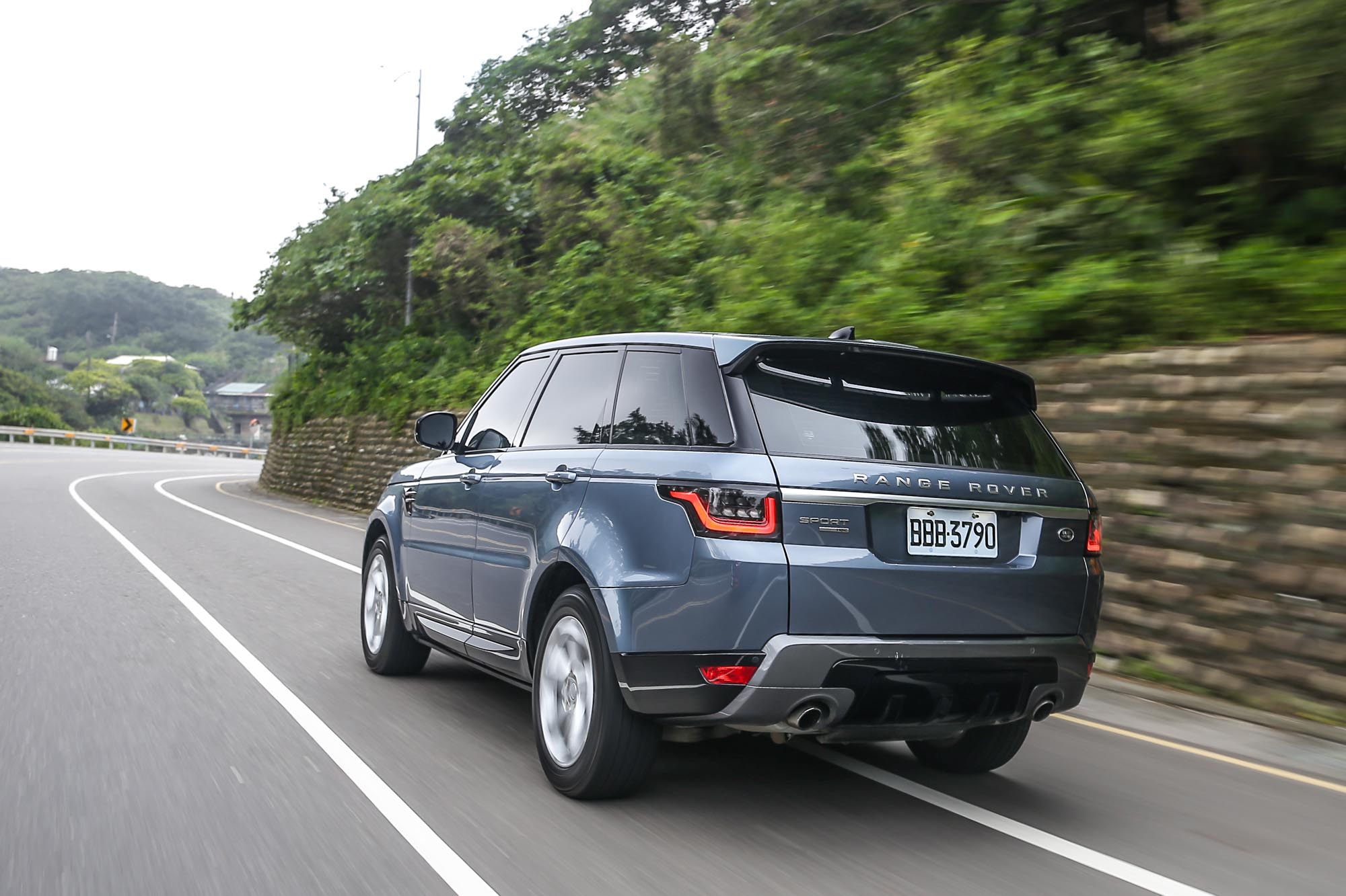 考量off-road的越野性能，在on-road的表現上Range Rover還是以舒適見長。