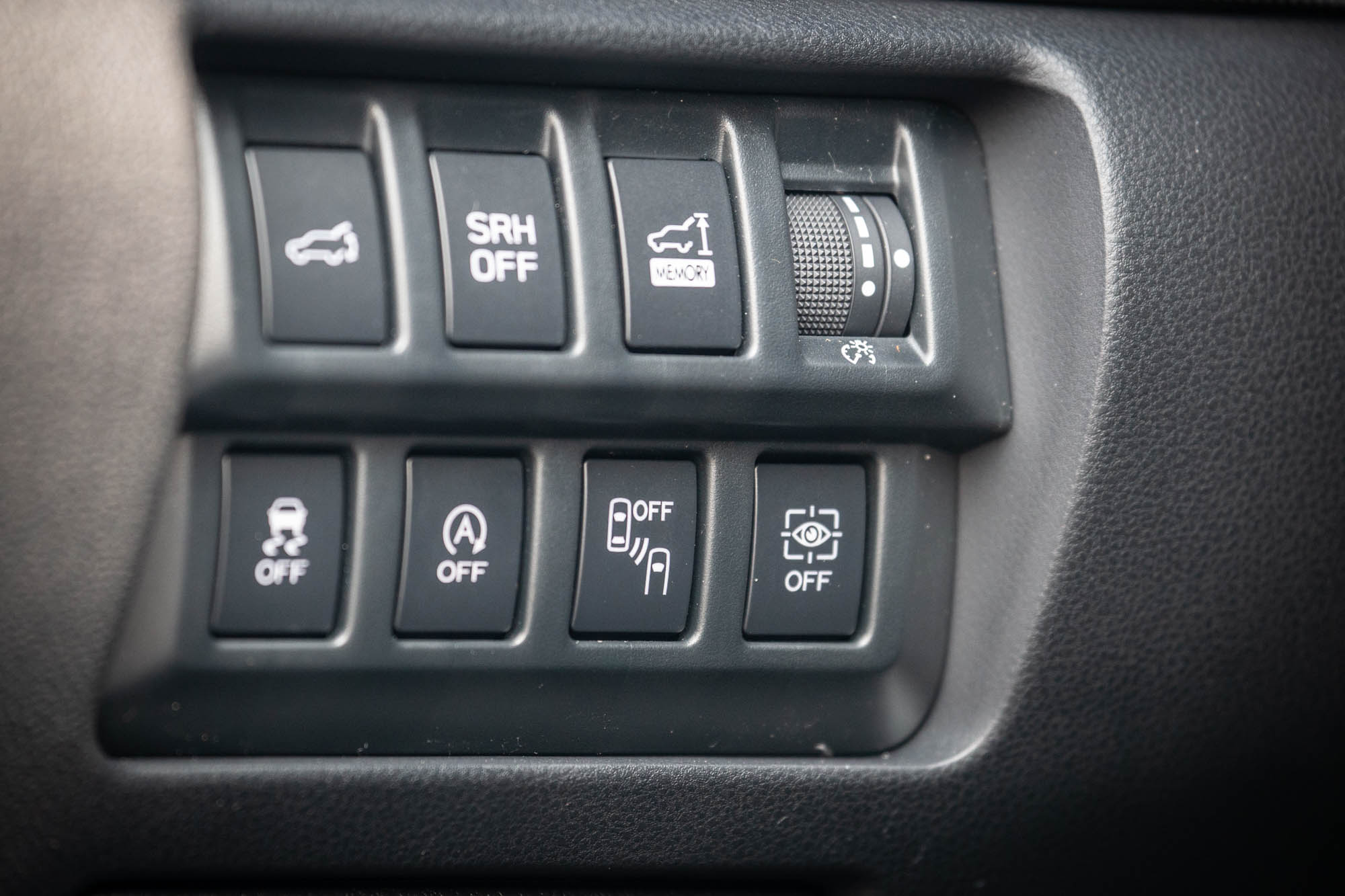 DMS 智能駕駛警示系統獨立開啟按鈕位於駕駛座左側。