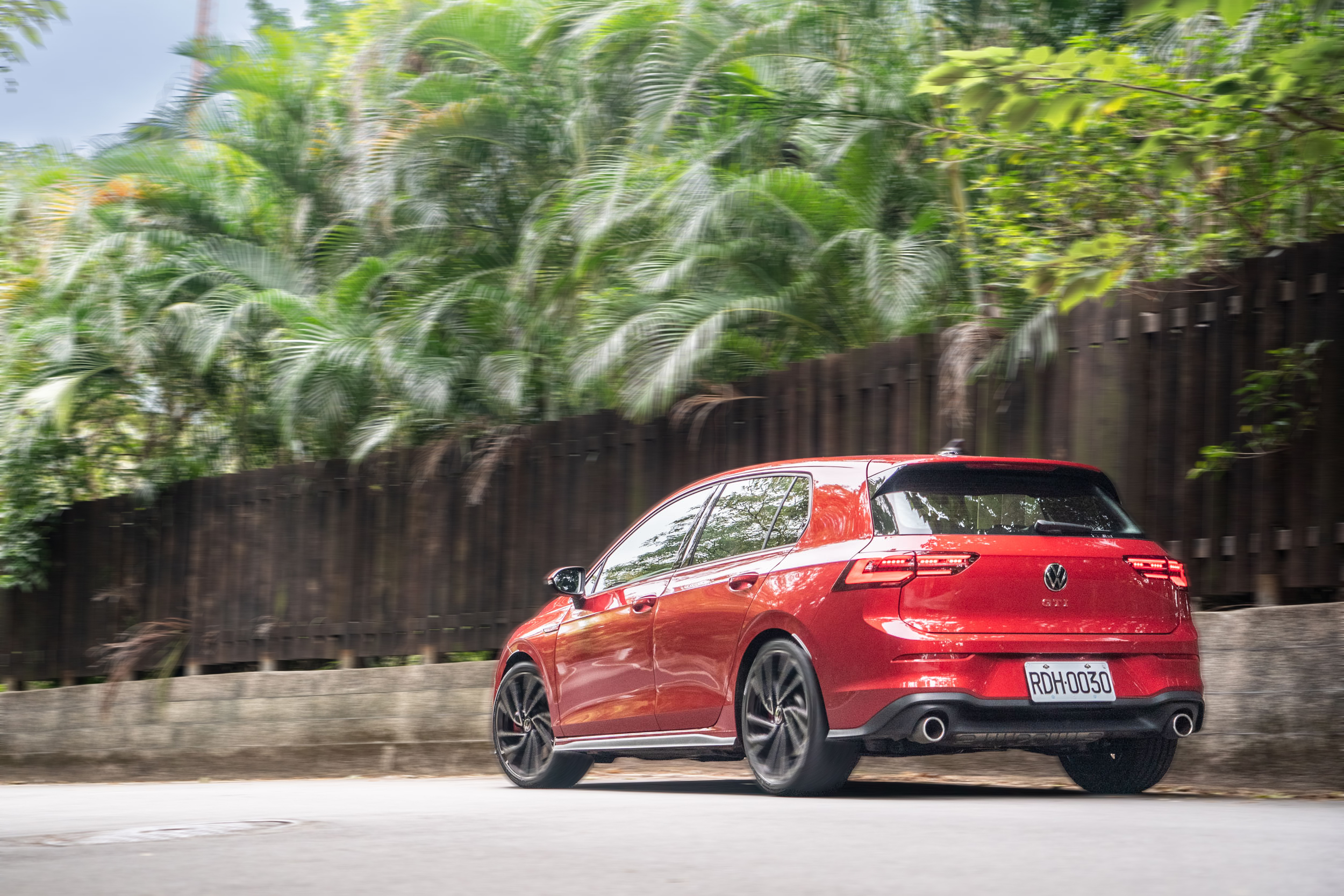 搭配 XDS 主動式電子防滑差速器、GTI 專屬前軸電子液壓式限滑差速器之後,讓駕駛可以享受更貼近軌道車般的循跡特性。