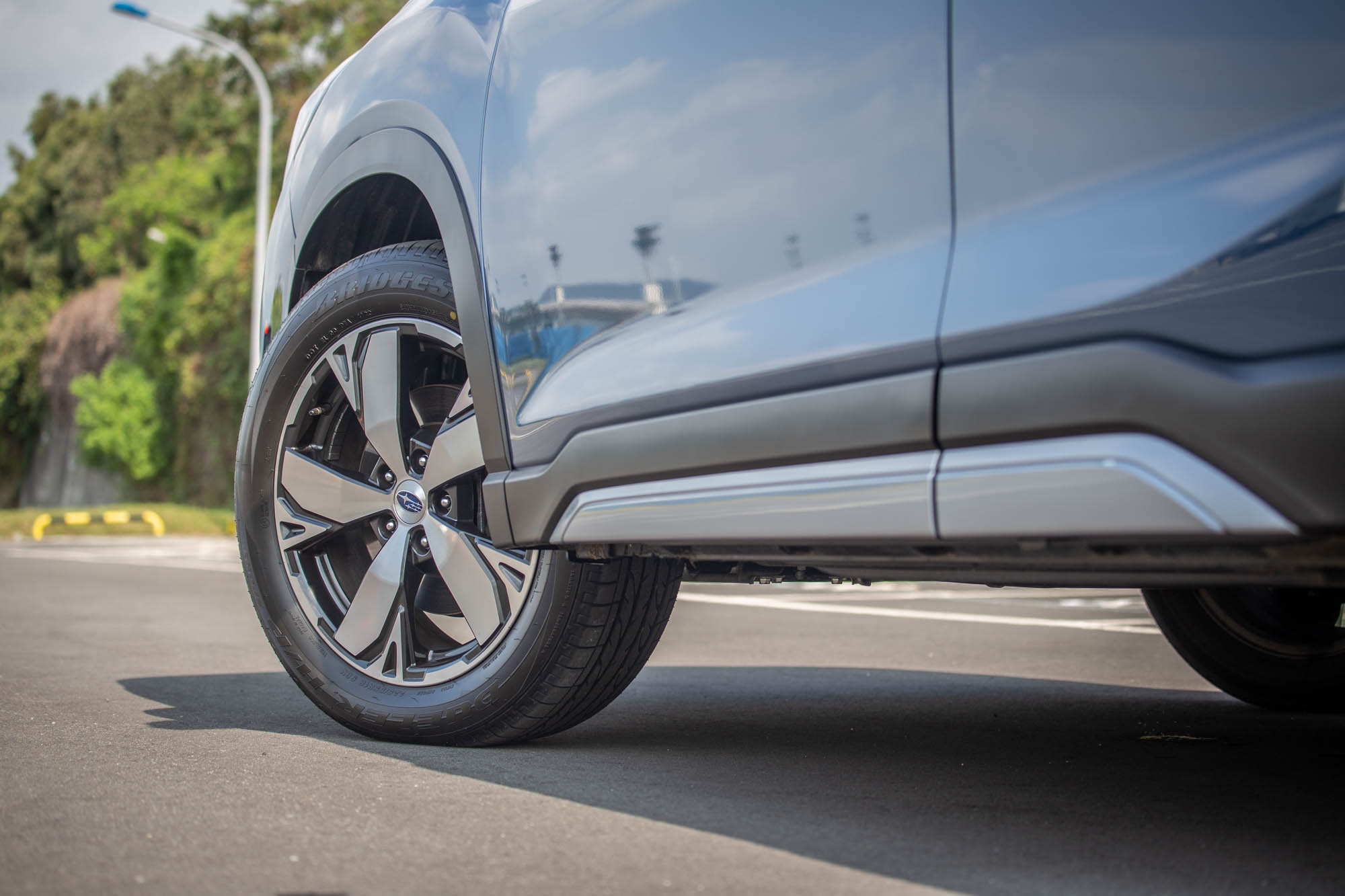 Forester 2.0i-S Eyesight 車型配備 225/55R18 規格輪胎。