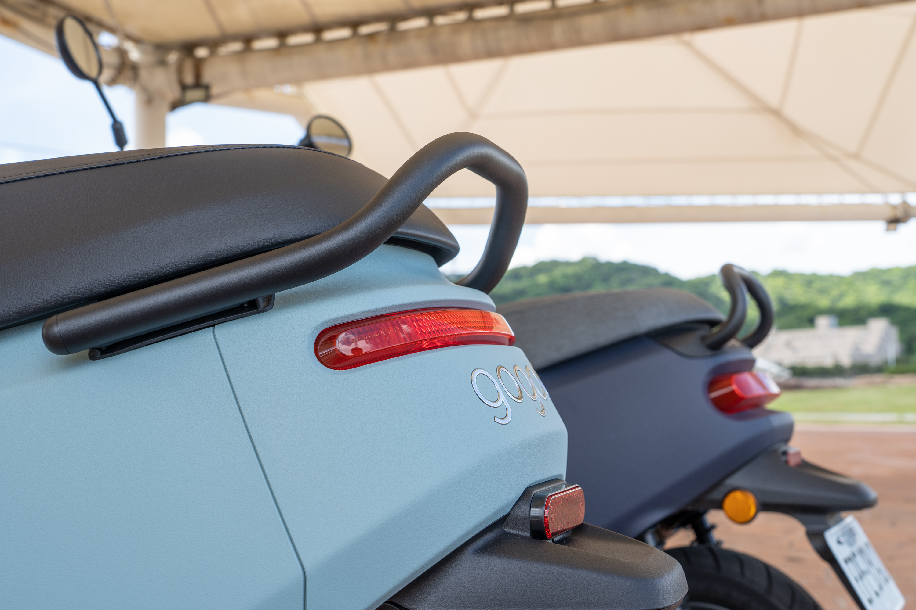 兩者車尾的設計也略有差異。