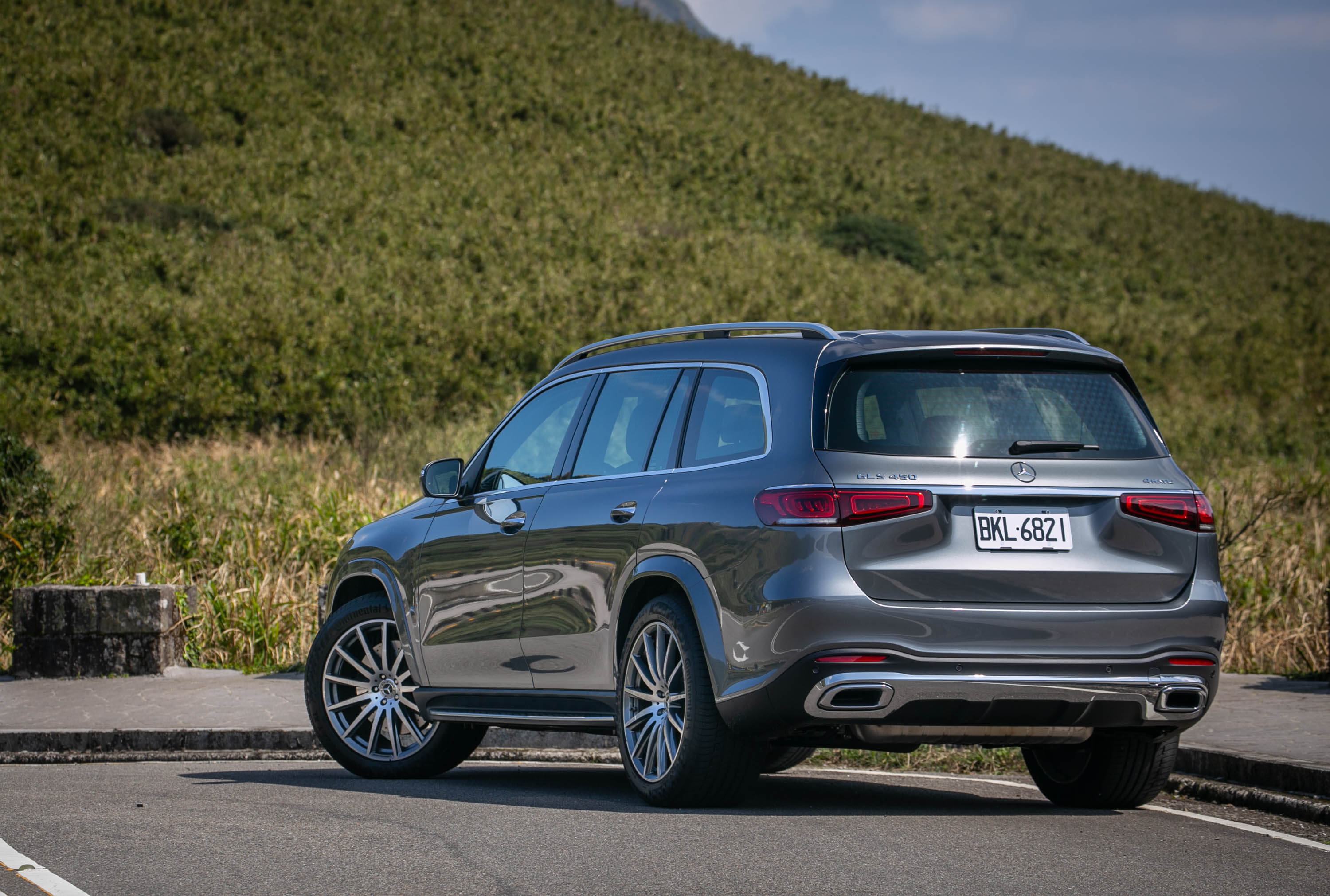 私心認為,GLS 有著比 GLE 更美的造型比例。