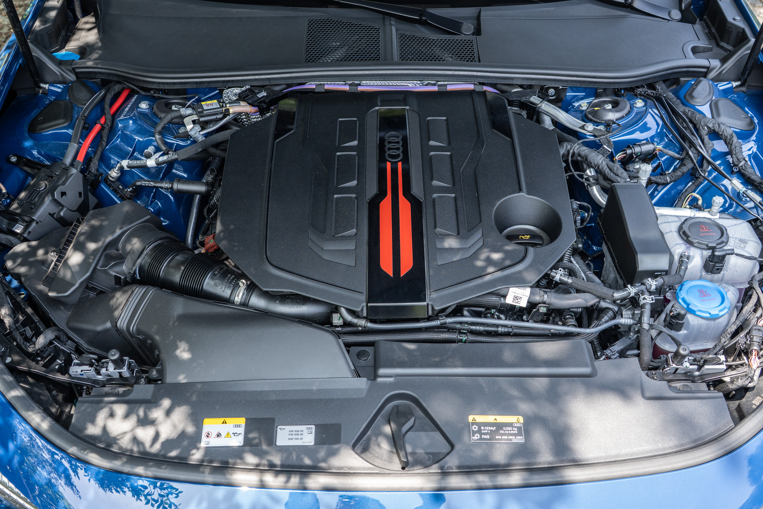 能在 S 的中階性能式樣就看到六缸的身影，是如今世代最值得慶幸的事。