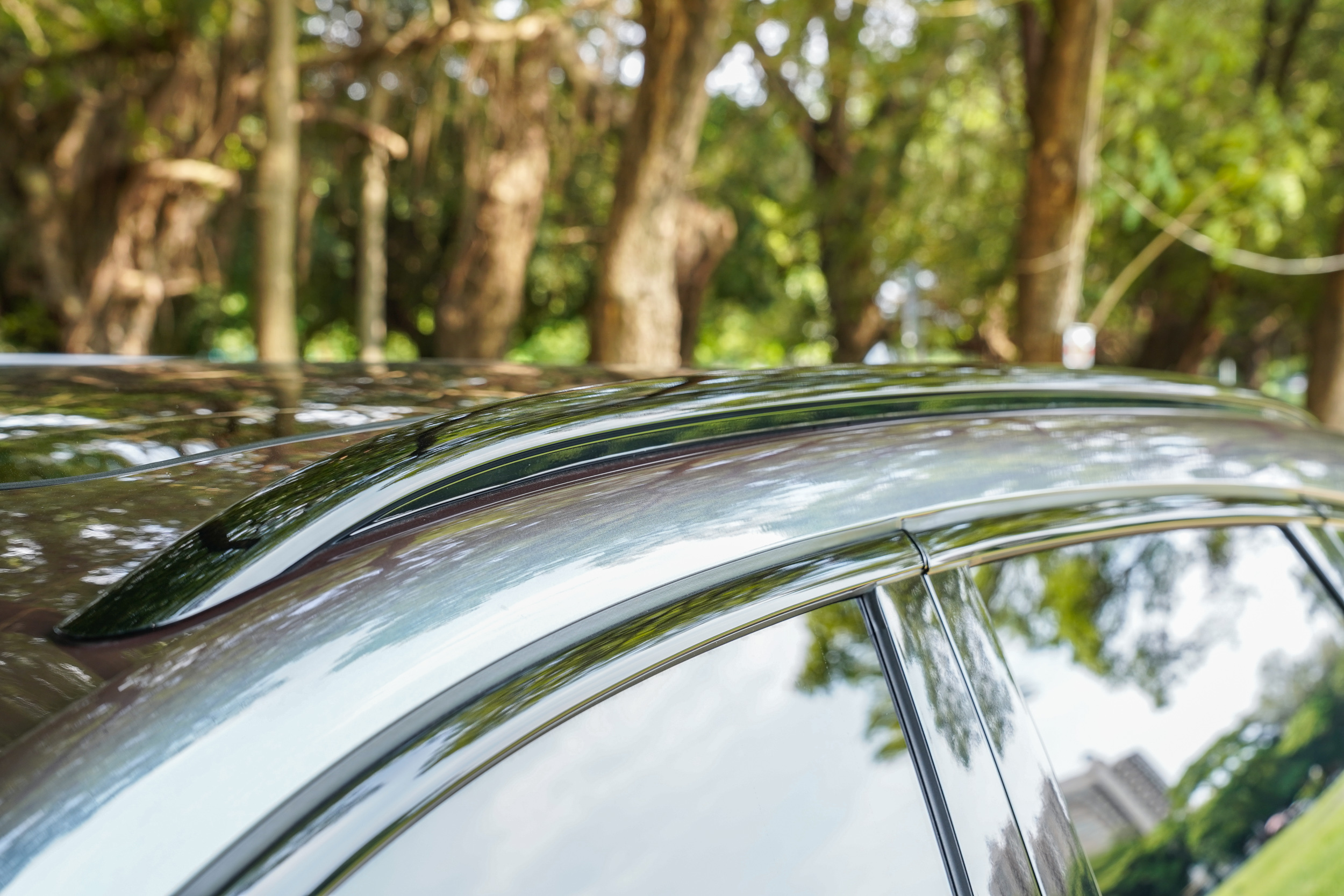 HS 1.5T 直接標配 Trophy 套件,車頂架為黑色處理。