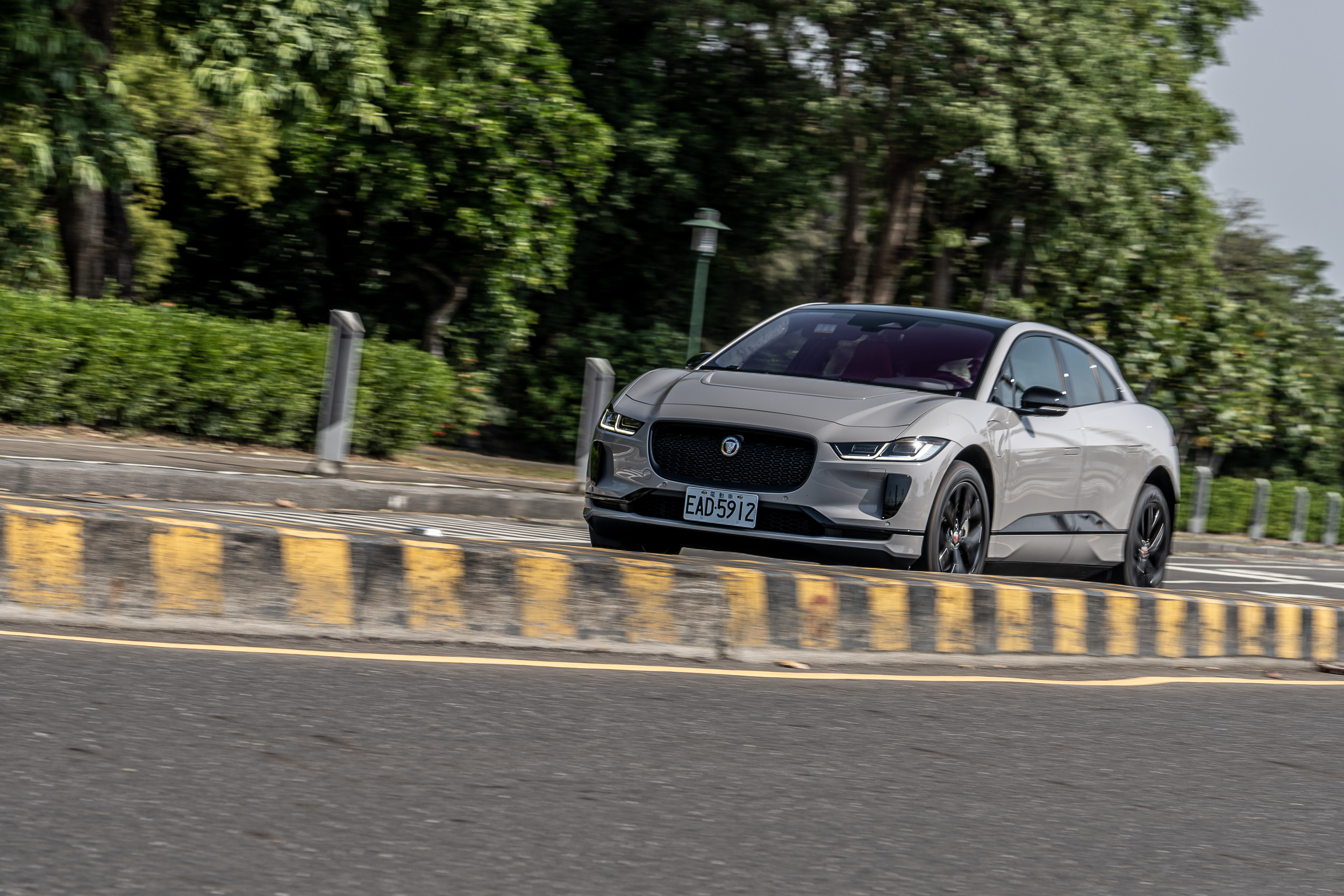 I-PACE 具備 400 PS / 696 Nm 的強力輸出,放眼至現今仍舊是相當可怕的動能數據。