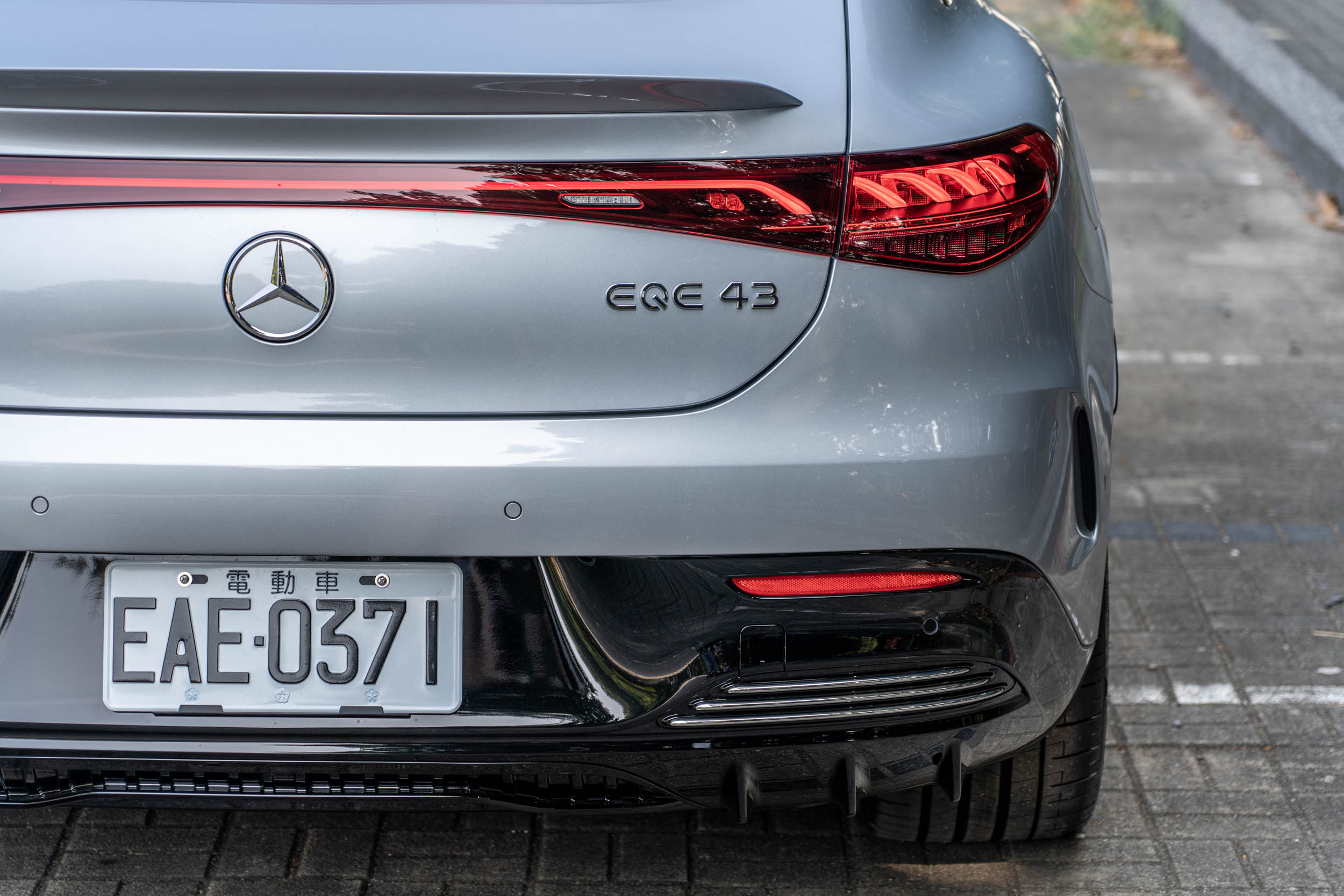 為了製造更好的空氣力學,AMG 其實能為 EQE 做得不多,頂多是在細節處增列更具侵略性的線條。