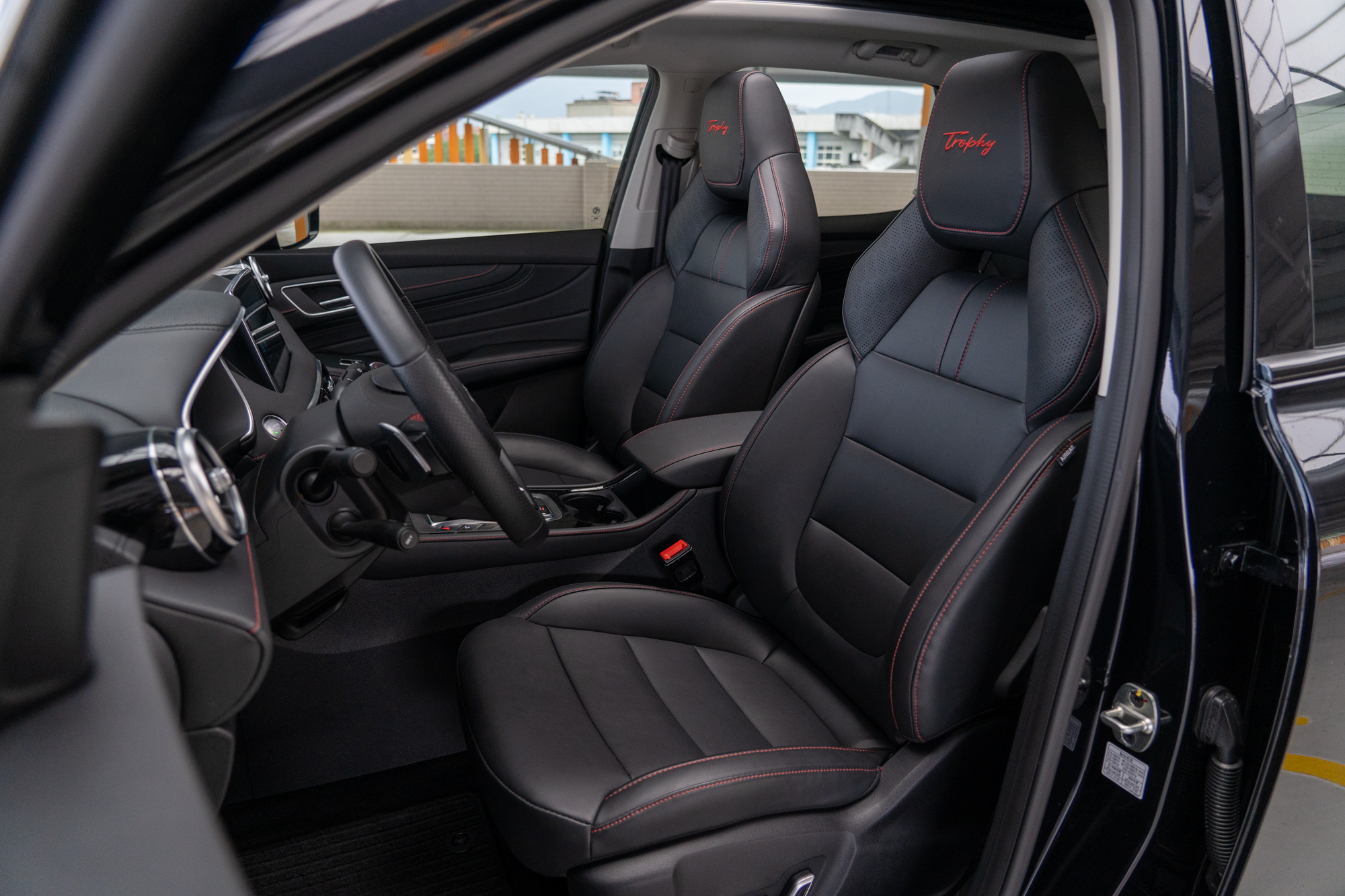 雙前座椅不僅為包覆性十足的一體賽車樣式，也具備電動調整與加熱功能，綜觀現今的 SUV 陣列，很少有產品願意在入門級距下放配置。