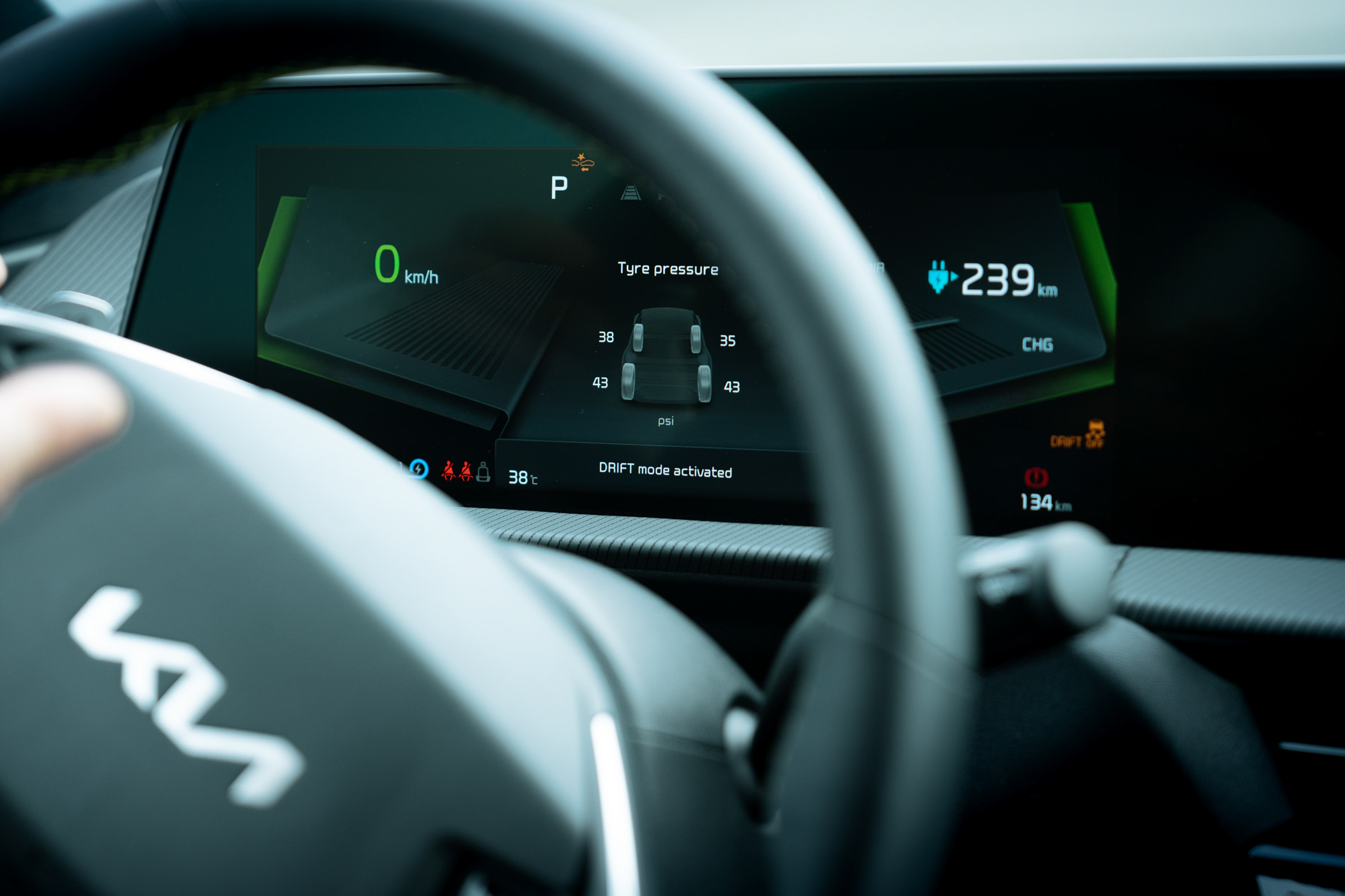 Drift Mode飄移模式開啟需要有一定流程,避免開車時誤觸。