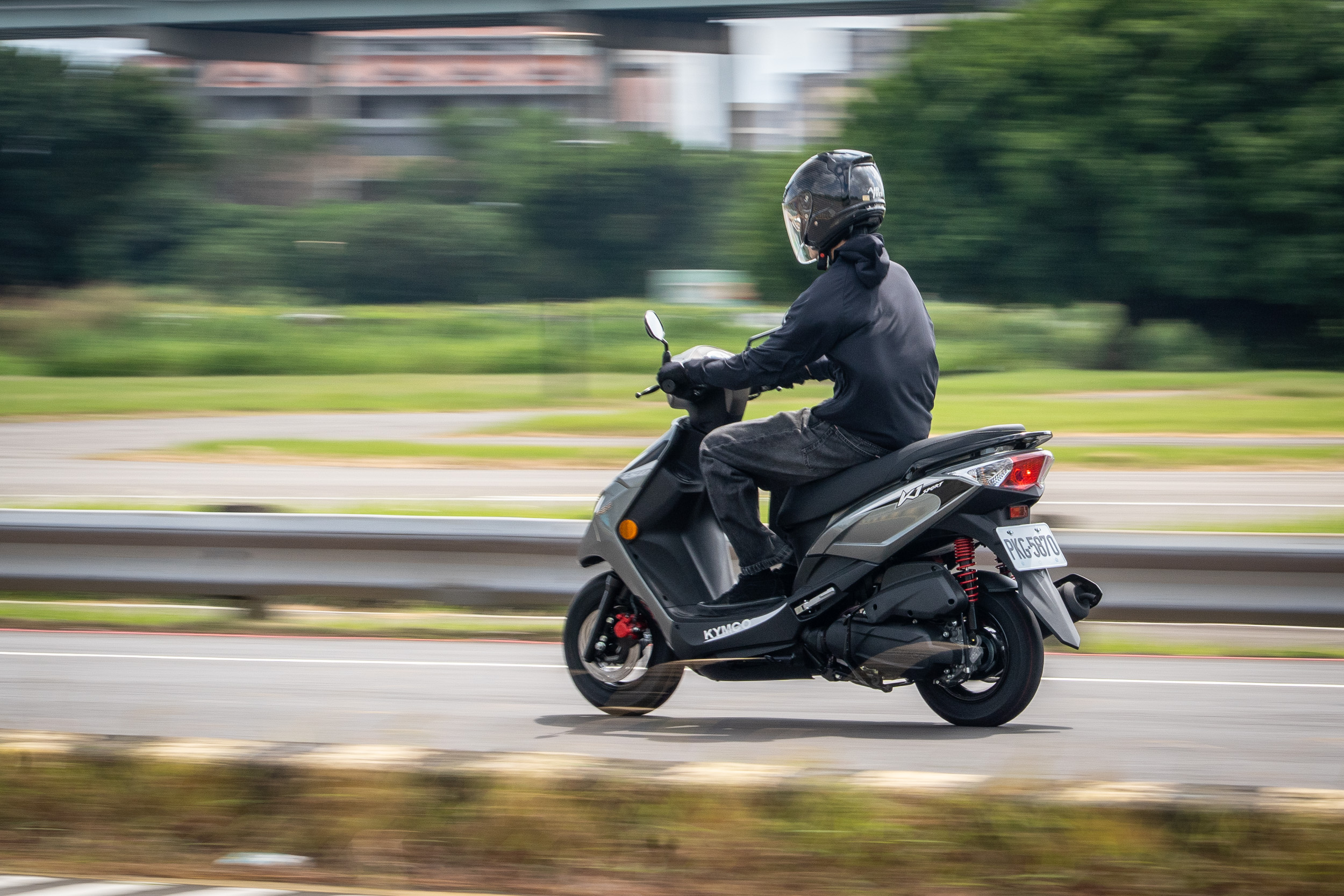 K1 150特仕版ABS版擁有11ps/7,500rpm最大馬力與1.21kgm/5,500rpm最大扭力，輸出力道充沛，雙載爬坡也游刃有餘。