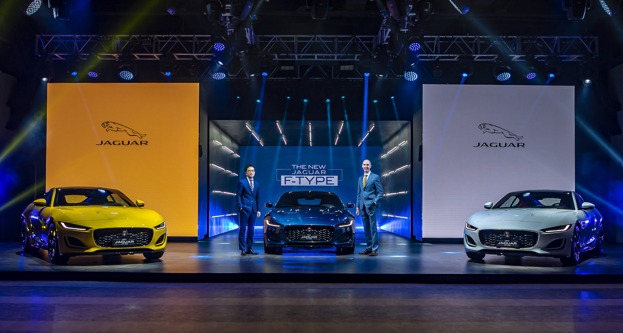 Jaguar Land Rover Taiwan 台灣捷豹路虎總經理 Garth Turnbull (右)與品牌總監張君維(左)一同發表 Jaguar F-Type P300 R-Dynamic 與 P450 R-Dynamic 雙車型。