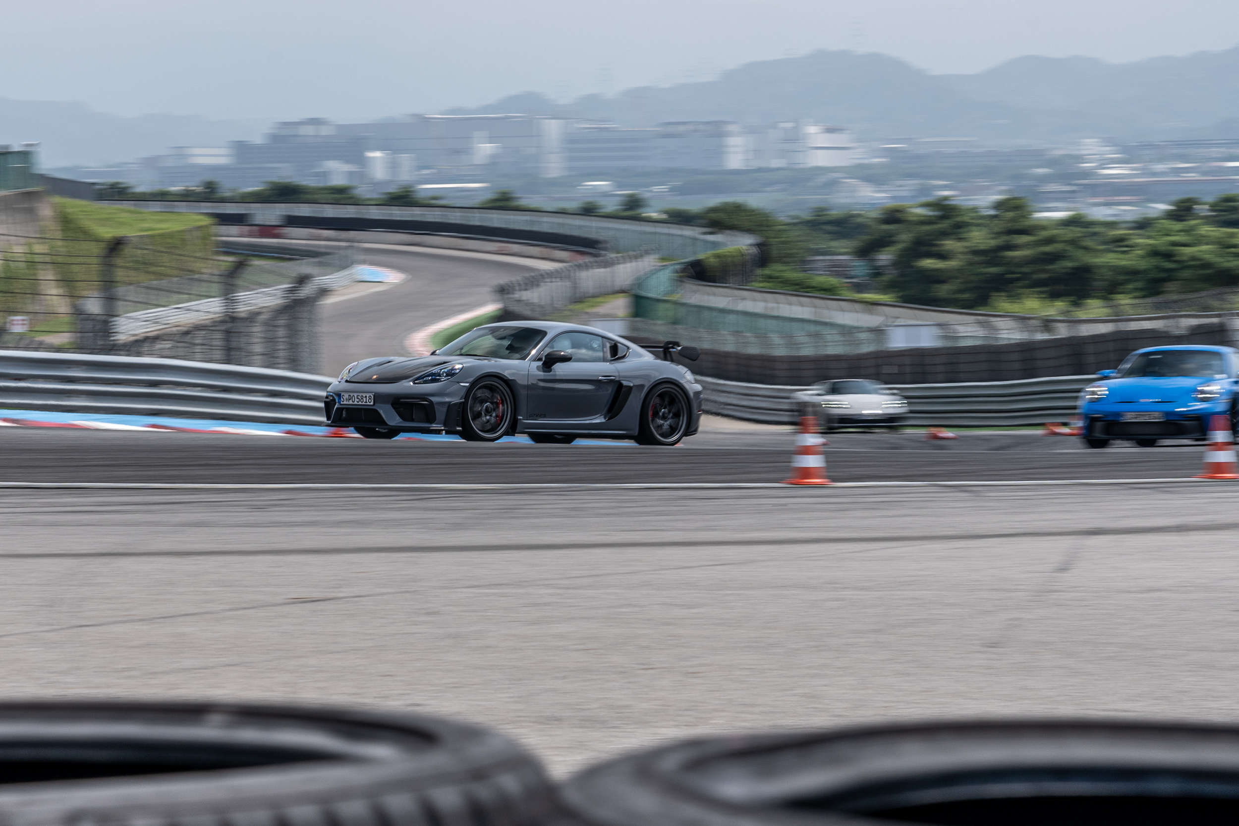 把GT3的4.0升自然進氣引擎擺到了車身中央、與駕駛間的距離更接近，且轉速錶直指10000rpm的顯示，光是還未駛出pit區就讓人頭皮發麻。