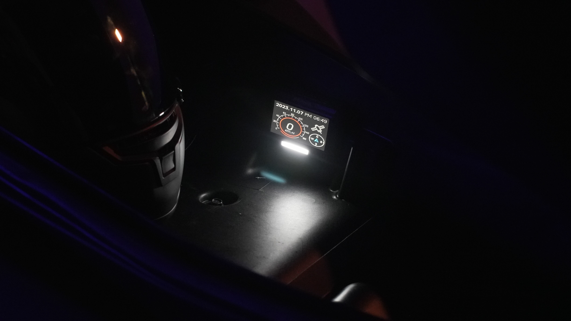 開啟主機燈快捷鍵,即可充當車廂燈照明等用途。