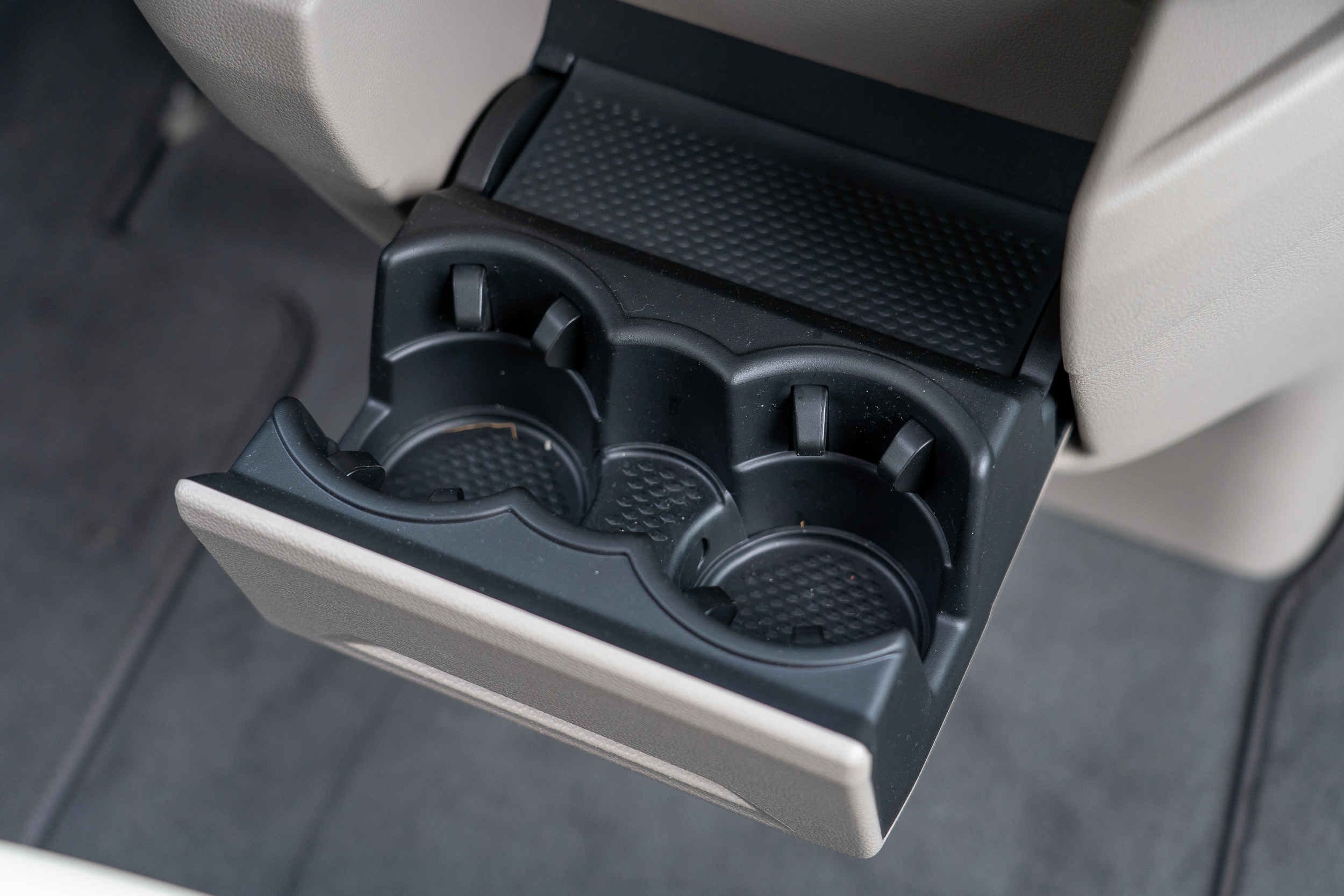 既然作為家用取向,該有的置杯架等便利性設置樣樣沒少。