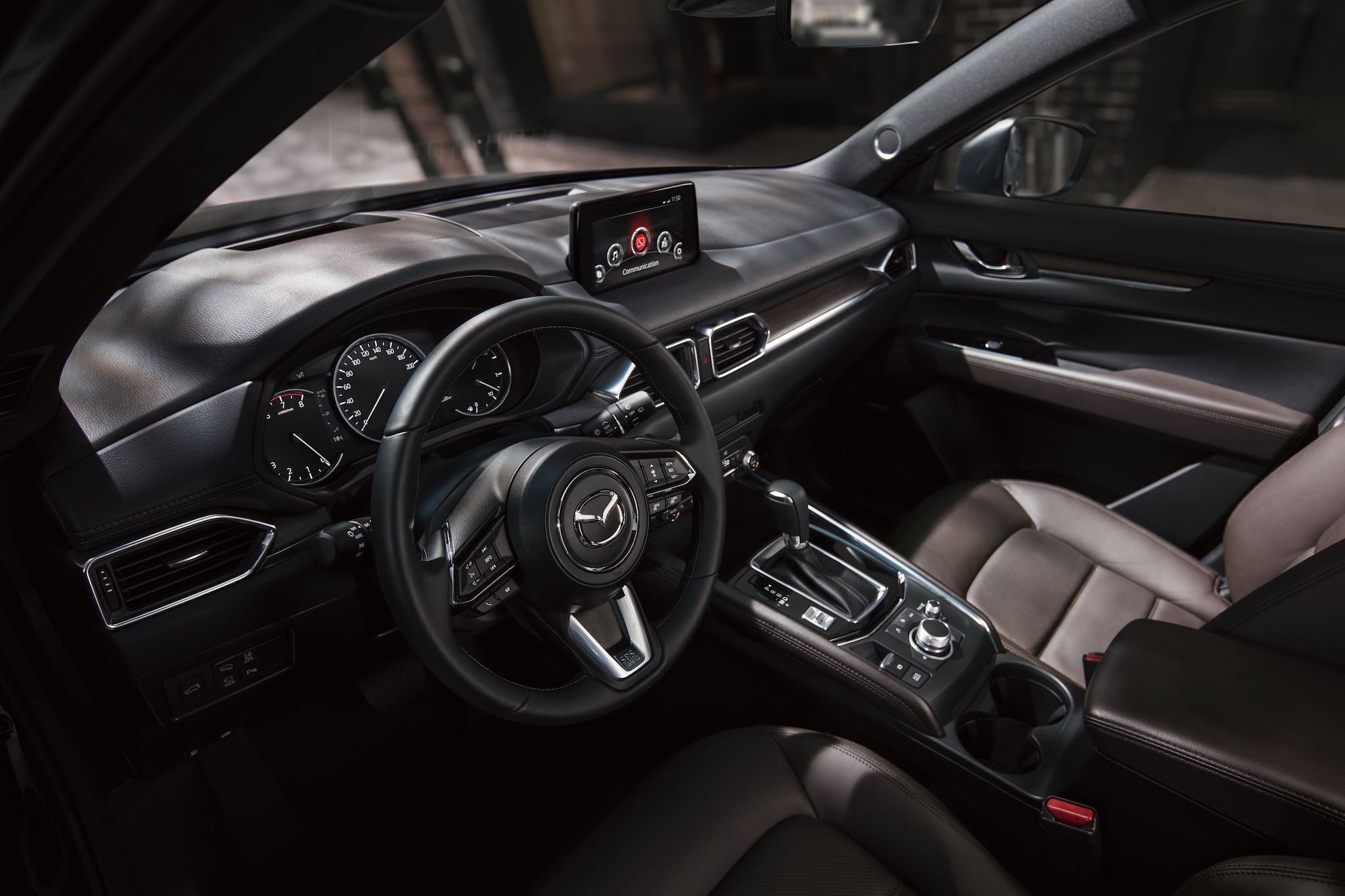 本次 Mazda CX-5 新增方向盤換檔撥片、Mazda Connect 人機智慧資訊整合系統的中央資訊顯示幕升級為 8 吋，以及強化 NVH 隔音工程。