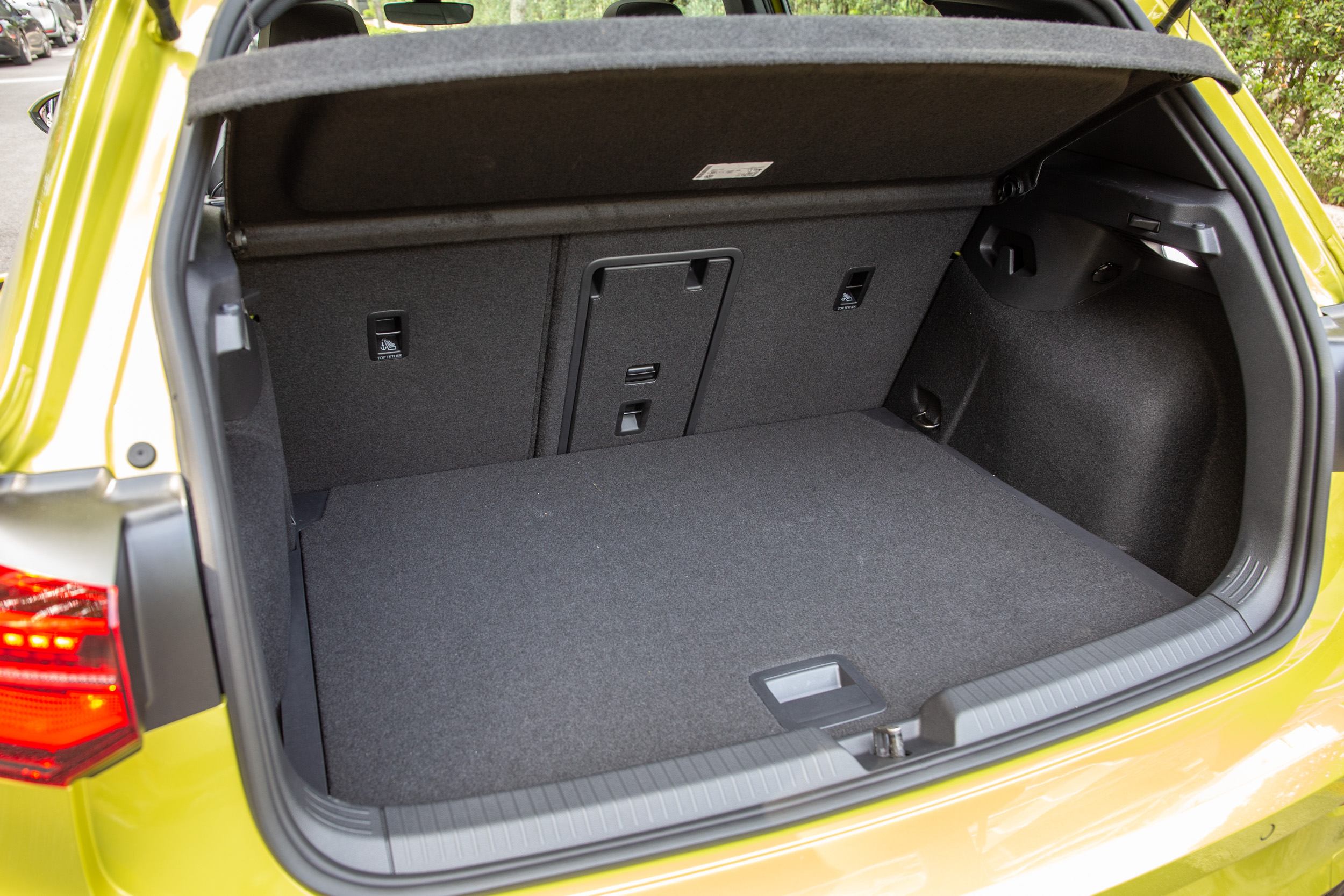 標準乘坐狀態下後廂容積可達 380 公升。