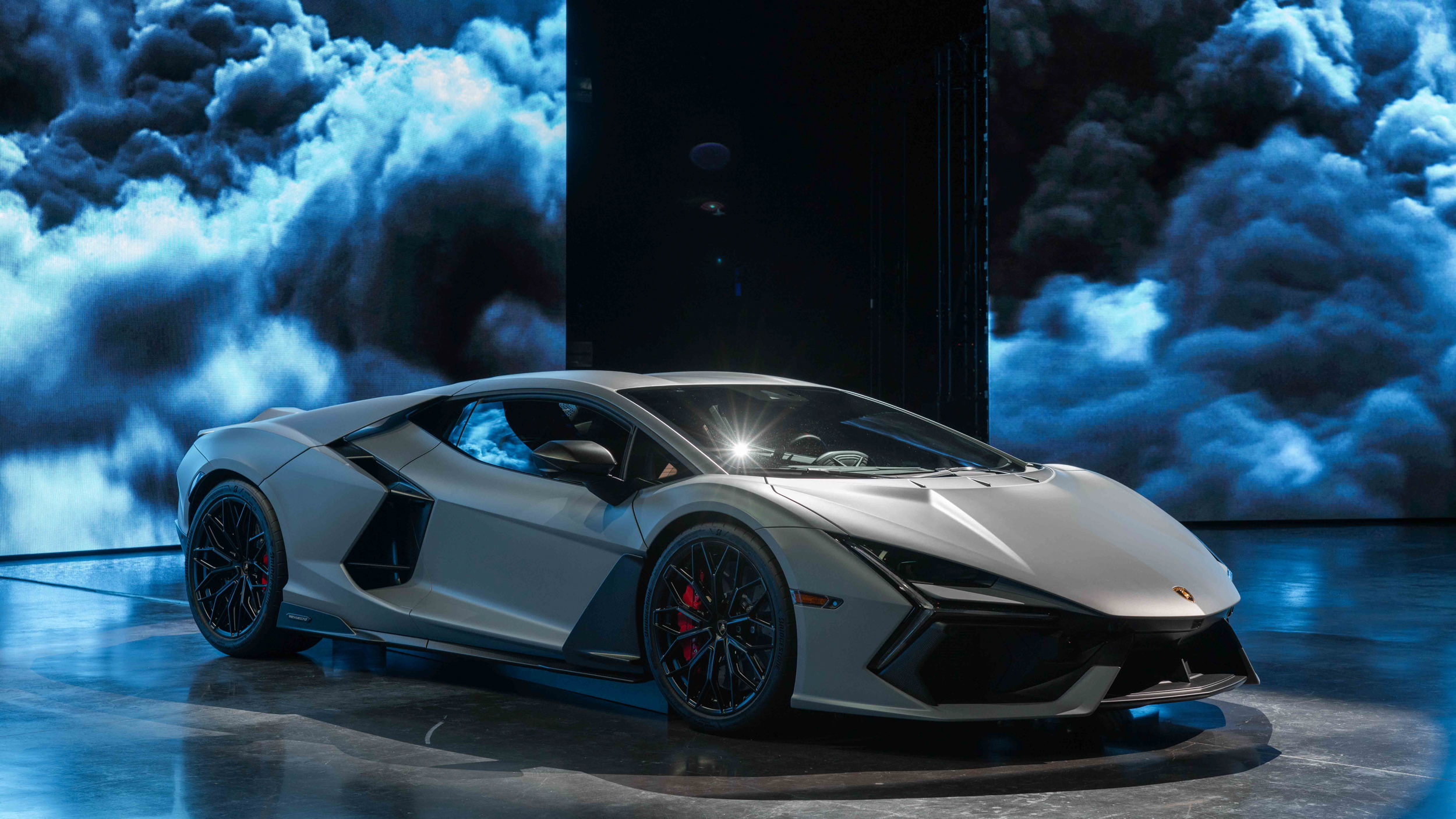 基礎售價 2,799 萬起！Lamborghini 首款油電大牛 Revuelto 正式引進！