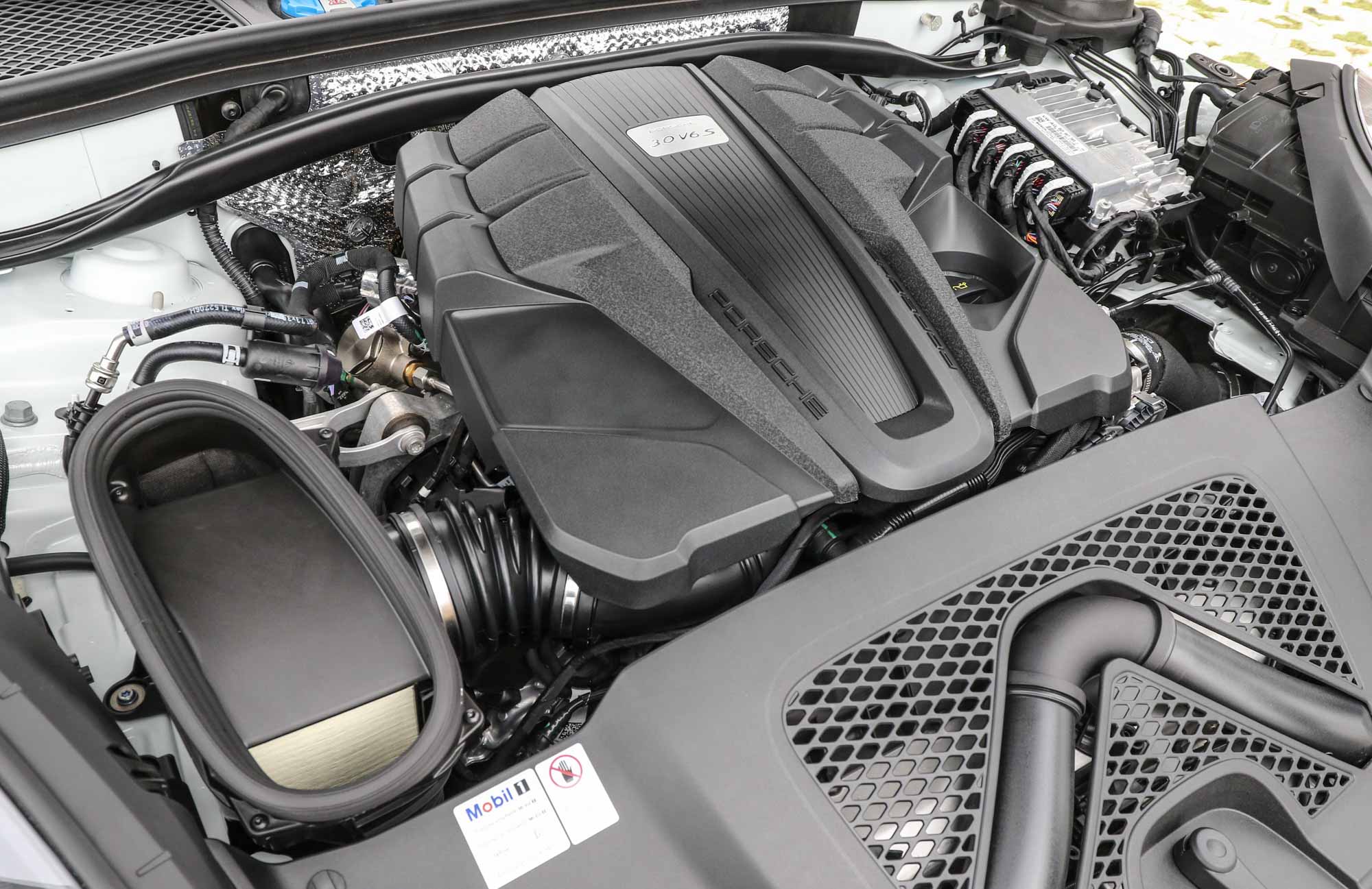 Macan S採用新設計的3.0升V6引擎，具備354hp/5400~6400rpm最大馬力與48.9kgm/1360~4800rpm峰值扭力輸出。