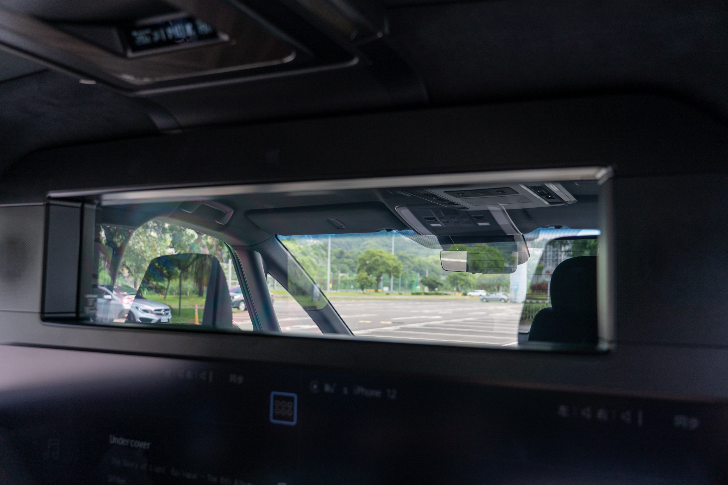 LM 所獨有的隔絕玻璃可一定程度增加車室隱蔽性。