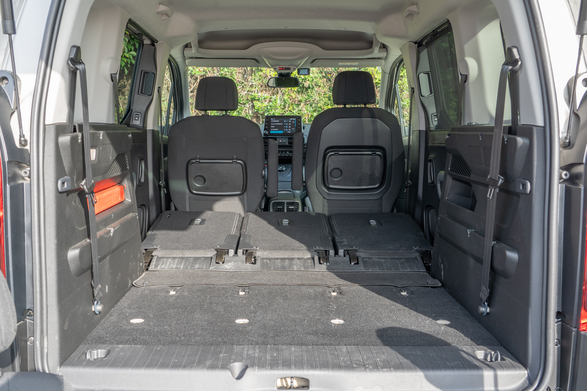 第三排座椅拆卸後,再搭配第一、二排乘客座收折行李廂容量最大可達 3,500 公升。