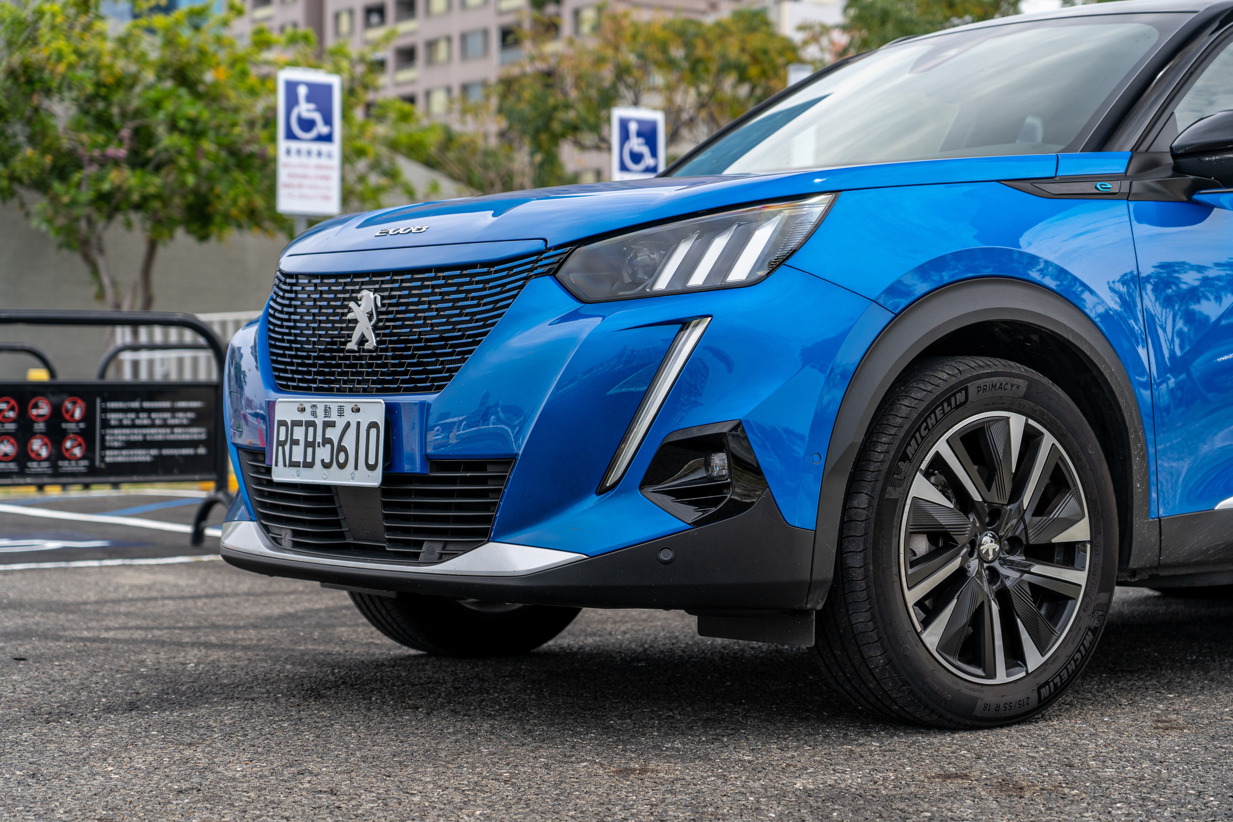 e-2008 延續純內燃機世代車型的新世代外觀,透過細節處的優化與更新,使其變得更具前衛風格。