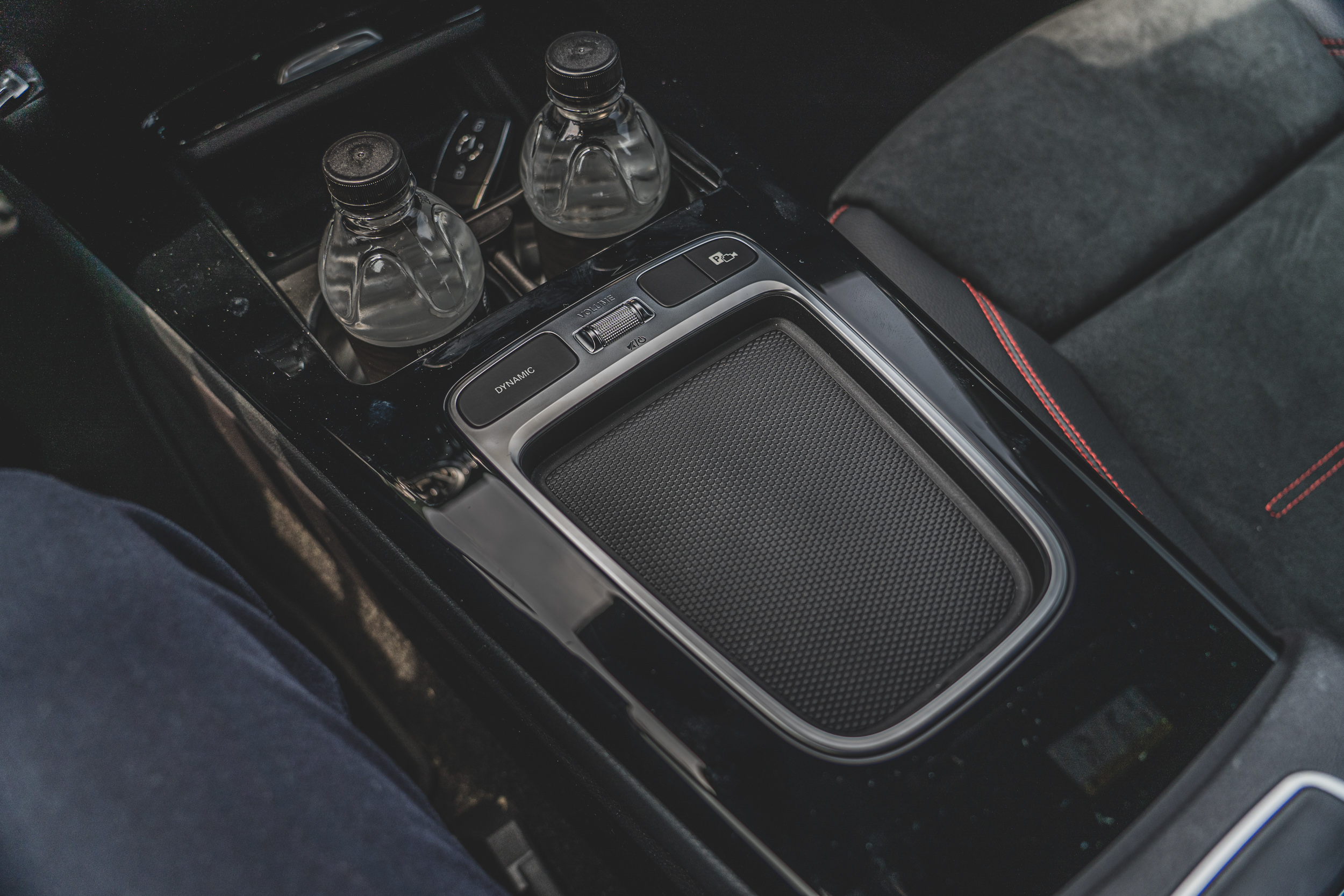 原來作為觸控板的設置已被取消,換得一些零碎的置物空間。