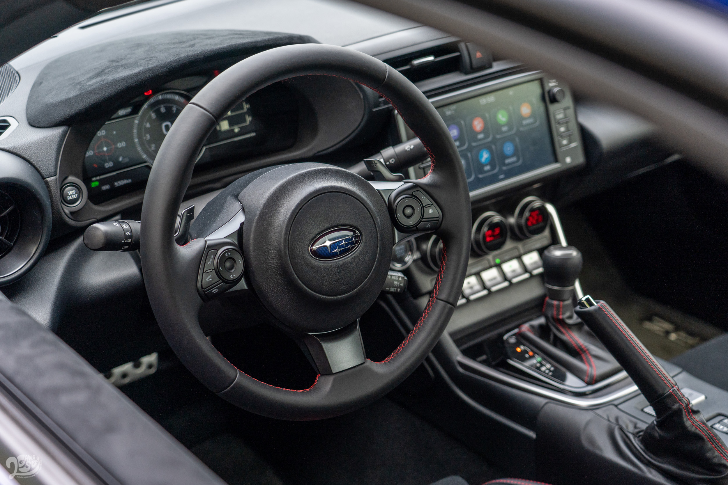 方向盤輕巧好握,絕對是駕駛這類雙門跑車必要的元素。