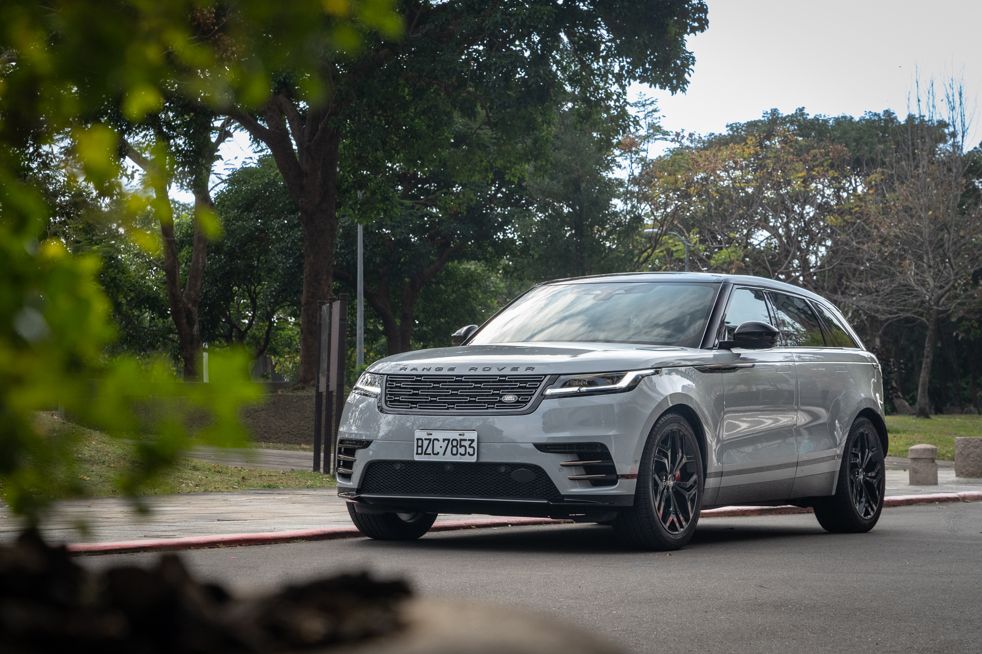 試駕車型為Range Rover Velar P250 Dynamic SE,建議售價新台幣345萬元起。