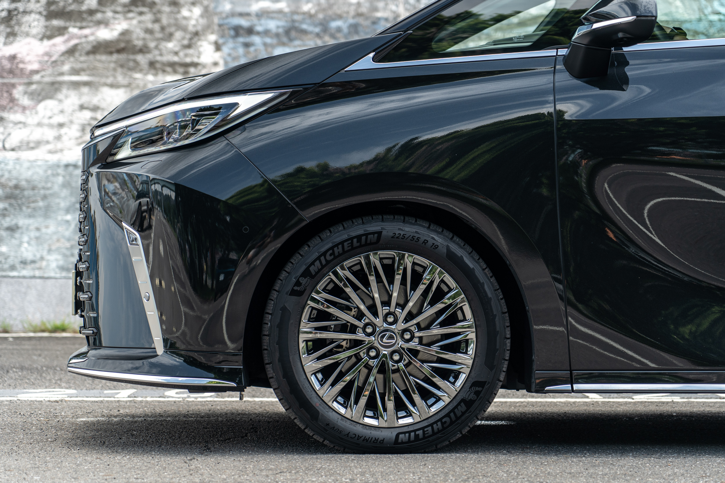 19 吋圈胎為標準配備。