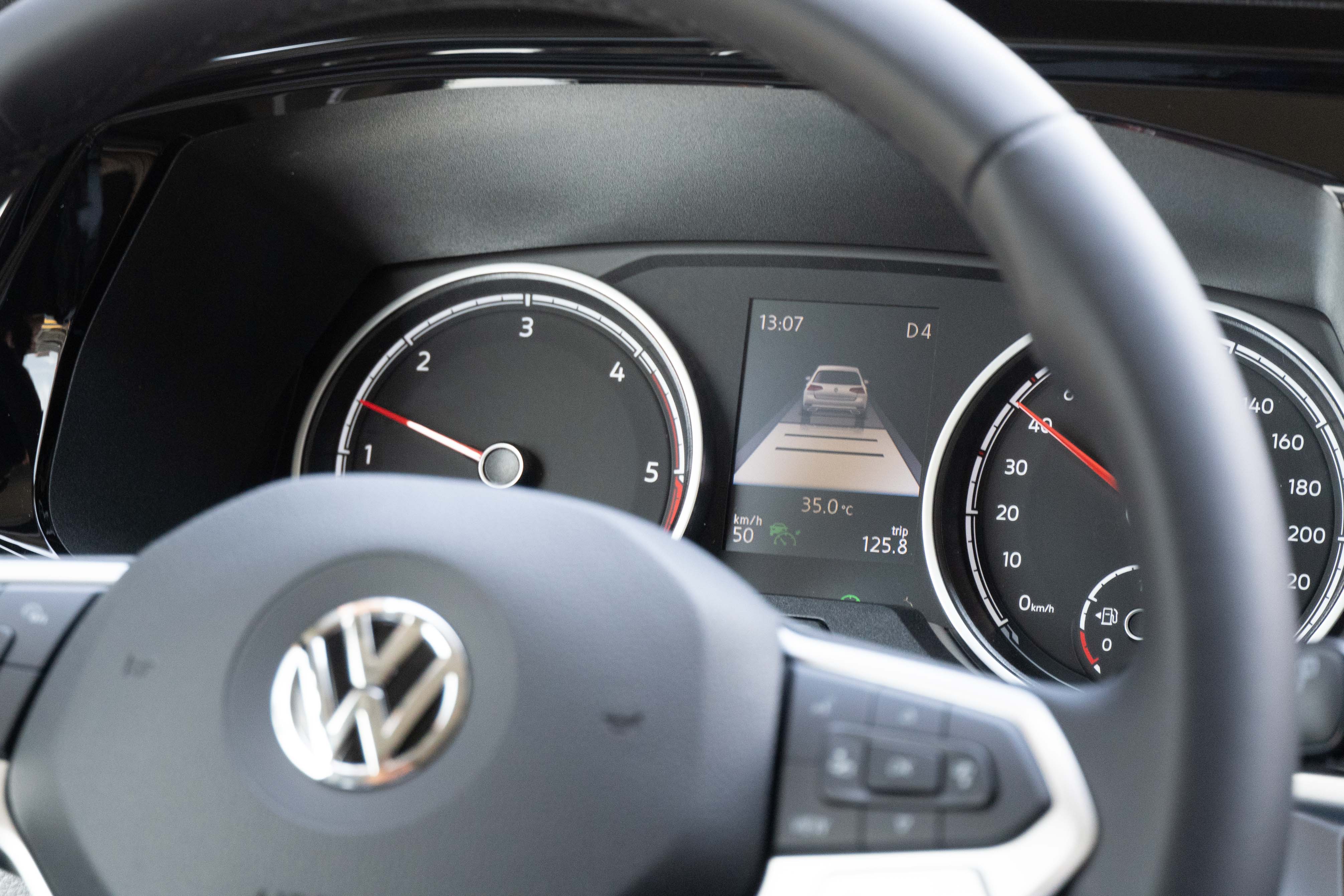 T6.1 Caravelle 199 系列除了全車系標配的「IQ.Drive 智能駕駛輔助系統」,還完整搭載可以跟車到停再啟動(Stop & Go)的全速域 ACC主動式車距調節巡航系統。