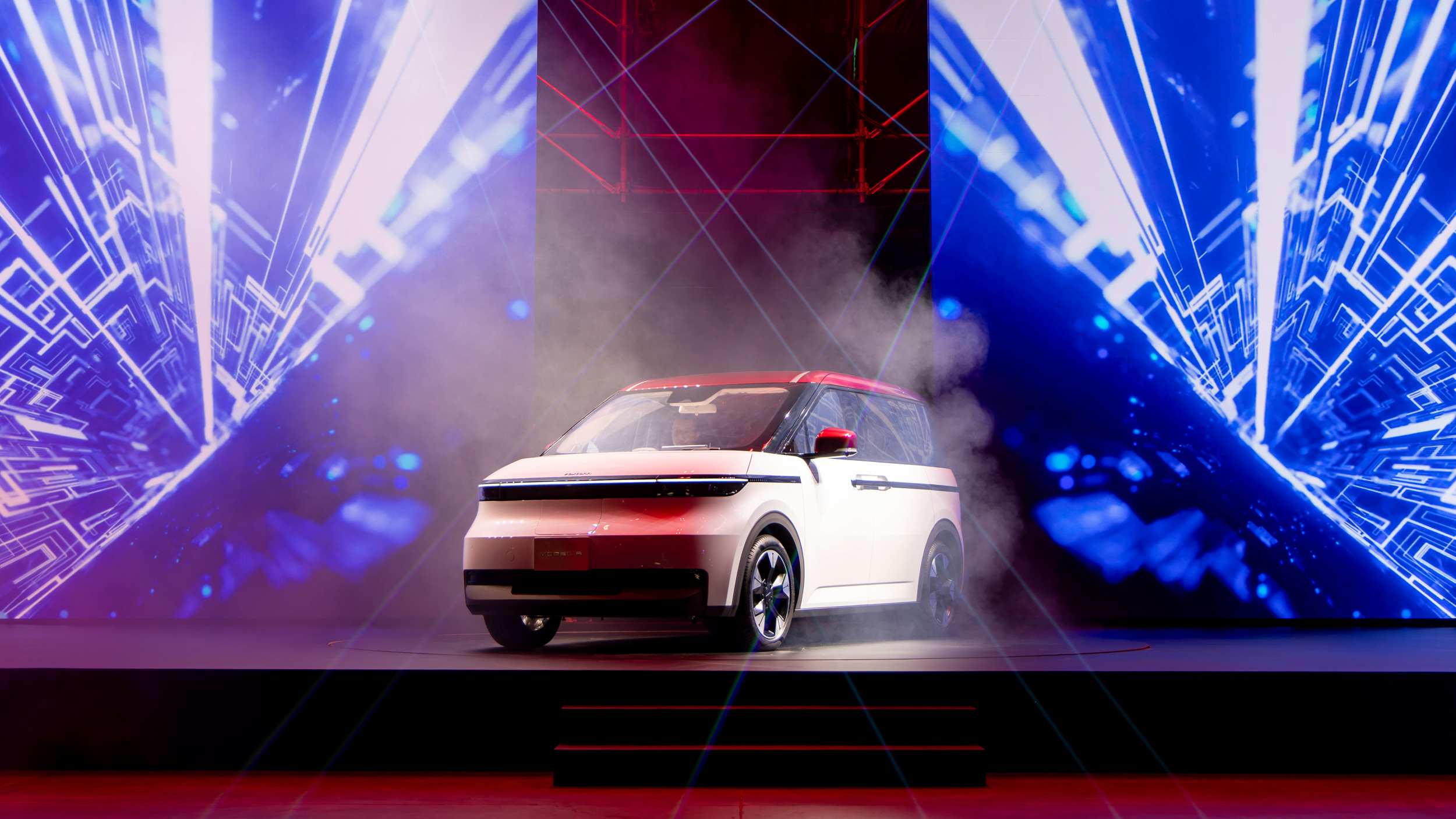 2025 HHTD 鴻海科技日：日式純電 MPV Model A 亮相，探索家用 / 物流 / 運輸可能性！