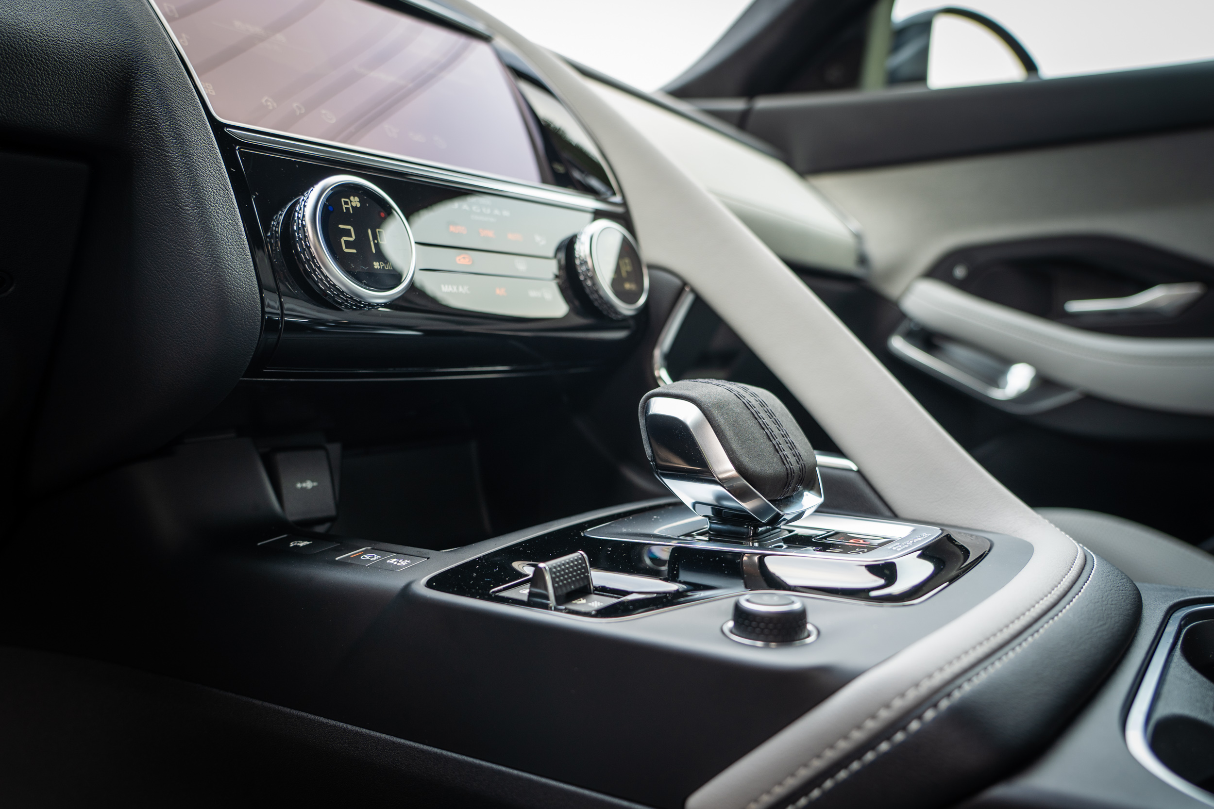 動力銜接 9 速手自排變速系統。