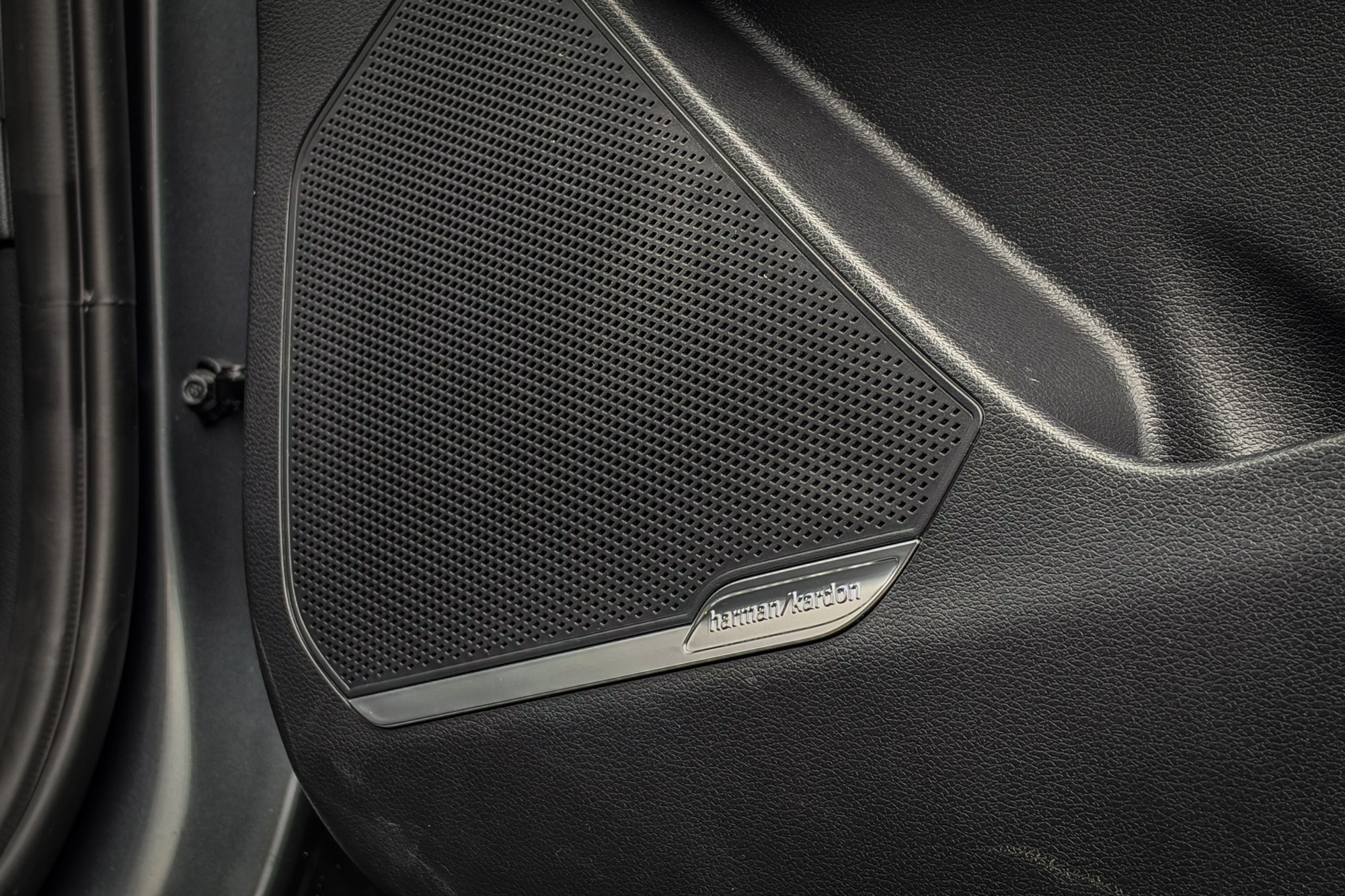 配備Harman Kardon頂級環場音響系統，具備8具揚聲器規格。