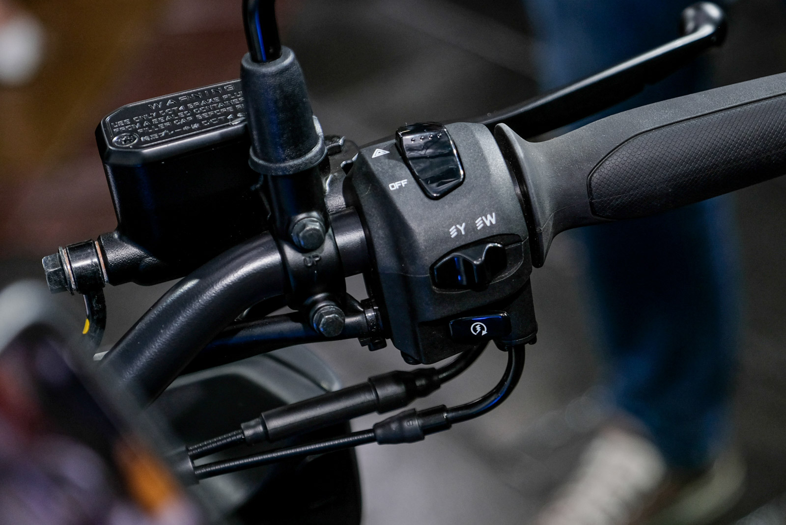 右邊把手上擁有切換色溫的功能開關,需要熄火才可以進行操作。