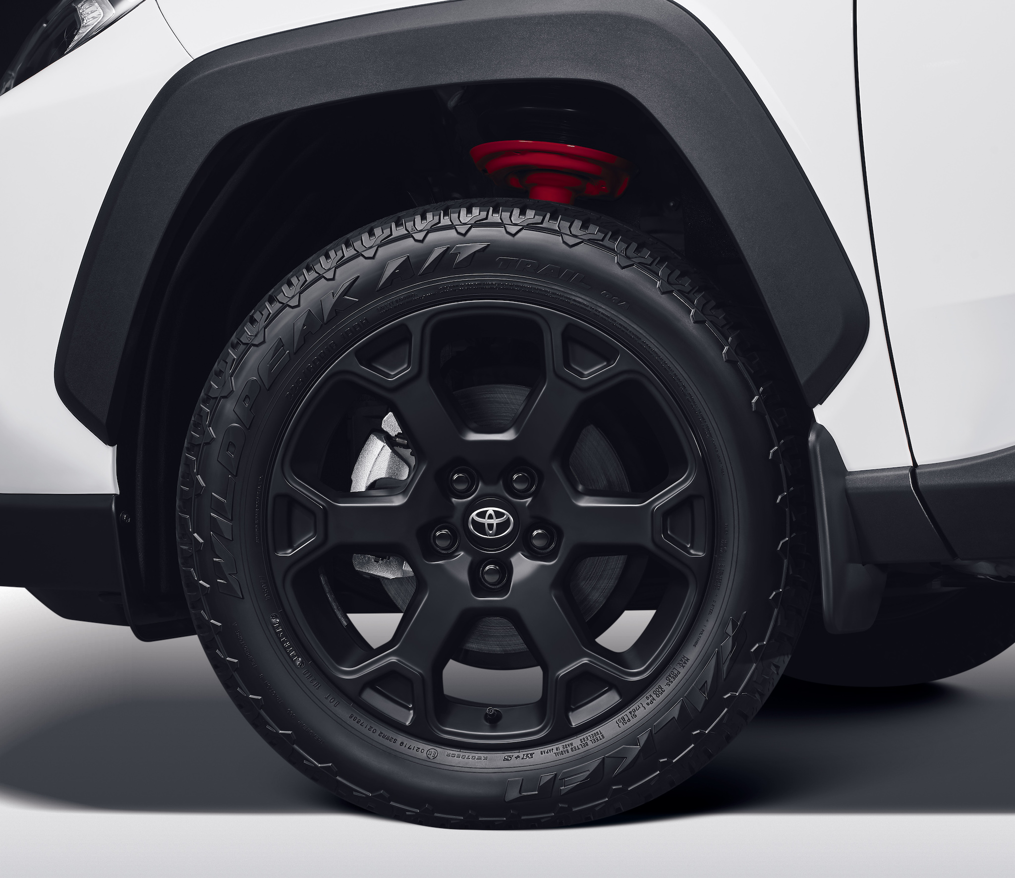 18 吋運動消光黑鋁圈搭配全地形輪胎。