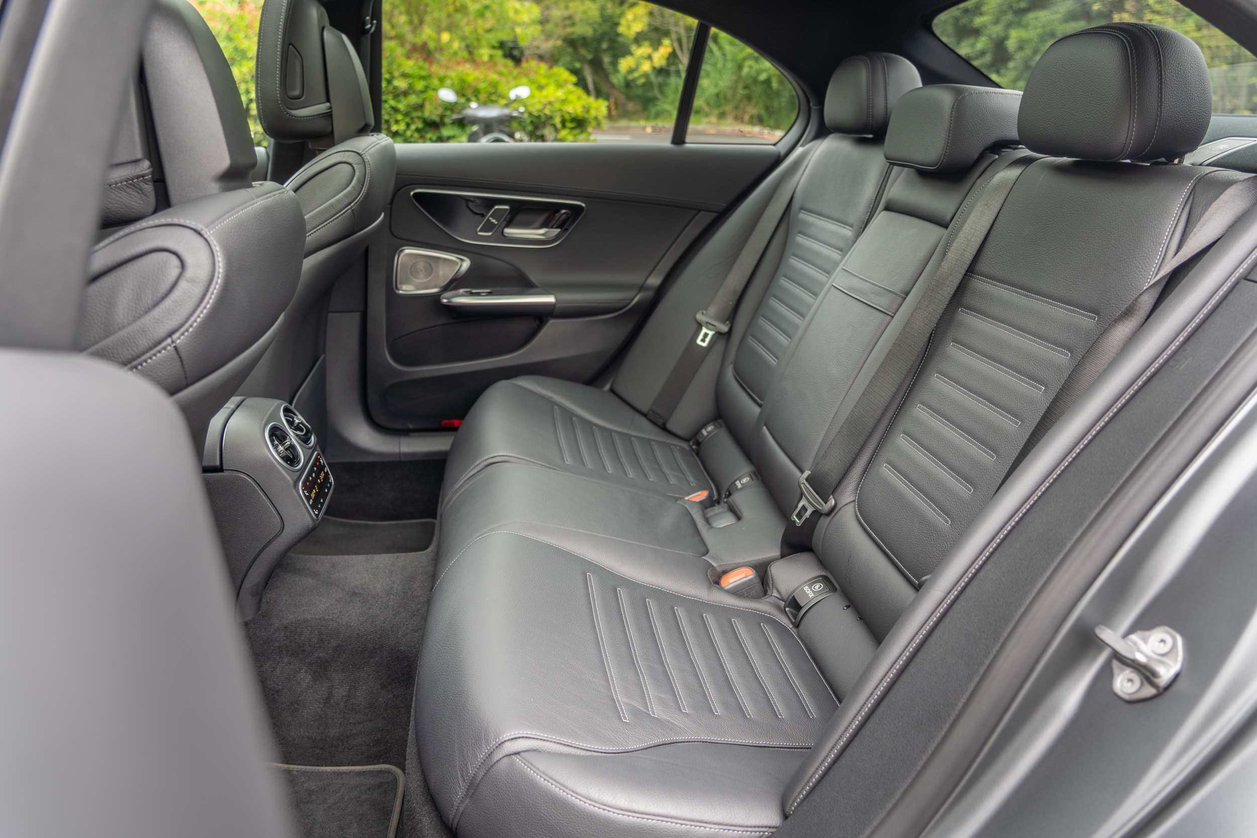 拉長至 2865mm 的軸距直接反映在乘坐空間上,尤其後座膝部空間的成長。