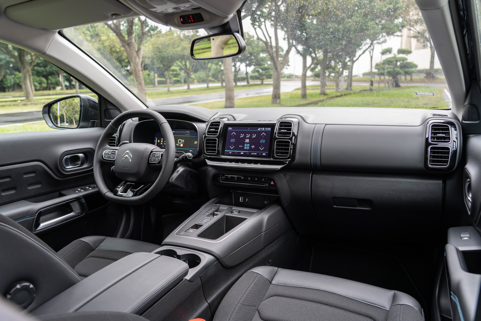 一坐進小改款 C5 Aircross 座艙,可立刻感受到先進科技與舒適氛圍的完美兼容。