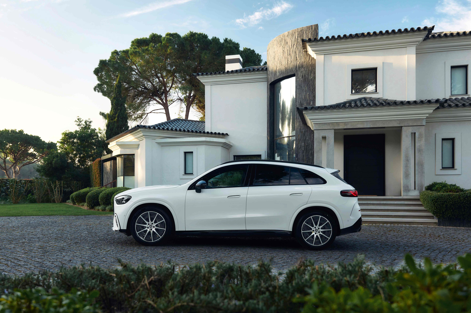 GLC electric 善用純電平台的空間優勢，後座乘坐更寬裕；後行李廂最大 1,740 公升容量符合日常需求。